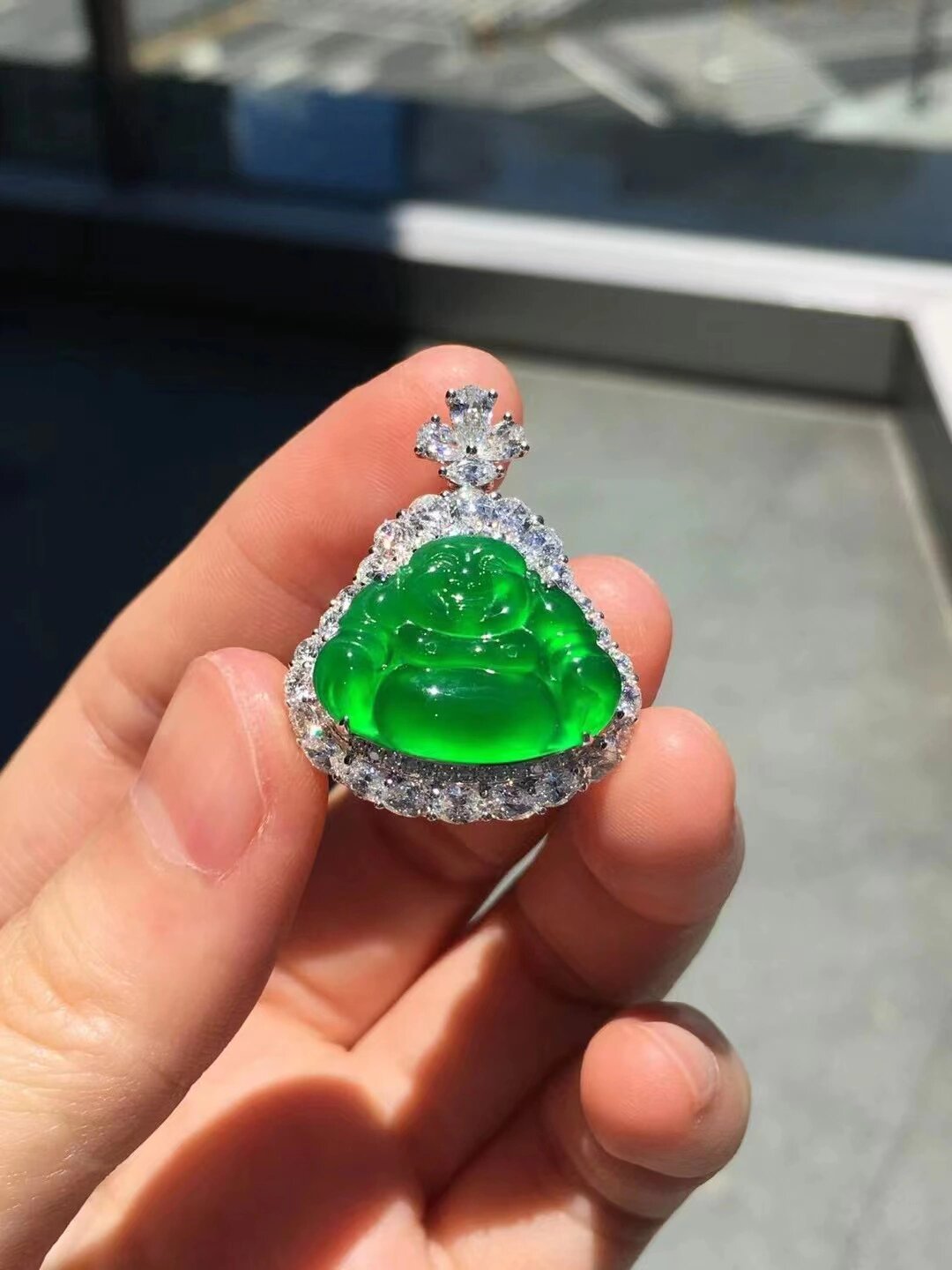 玻璃种帝王绿佛公吊坠,冰透起荧光,绿意满盈,面容欢喜,经典的满钻