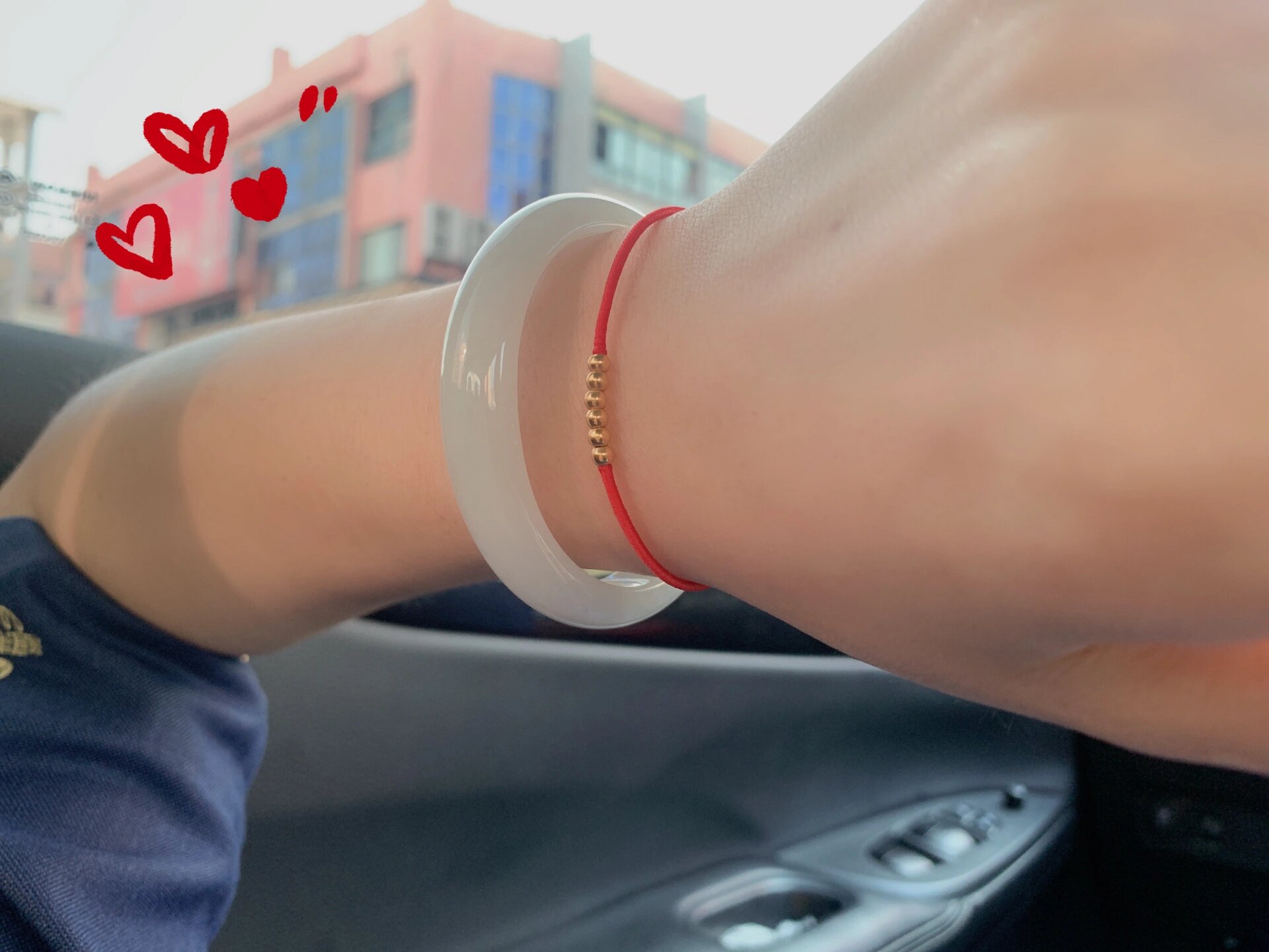 每每被自己嫌弃的小玉镯 偶尔翻看照片其实也还好啦… 红绳与玉镯搭配