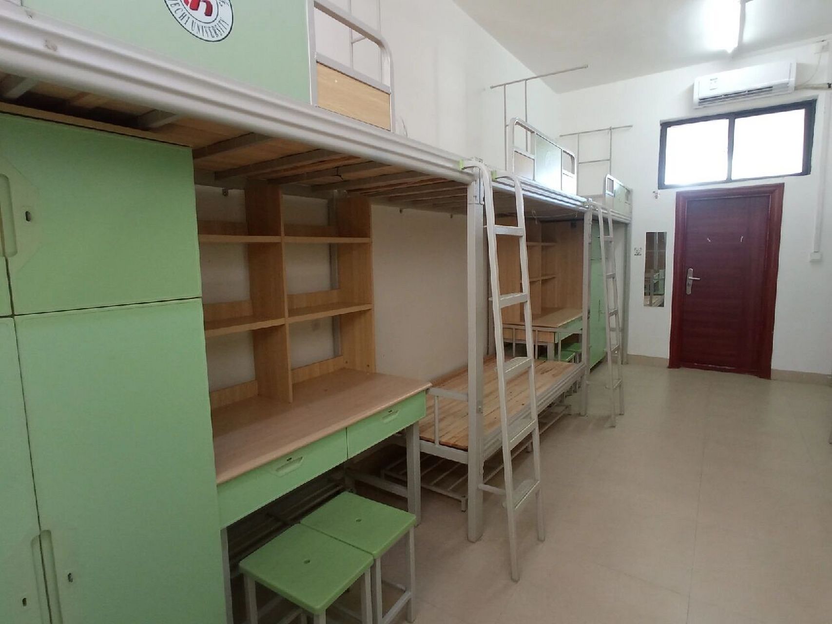 河池学院宿舍 河池学院部分宿舍是这样的~有空调,8人间,两个厕所,两个