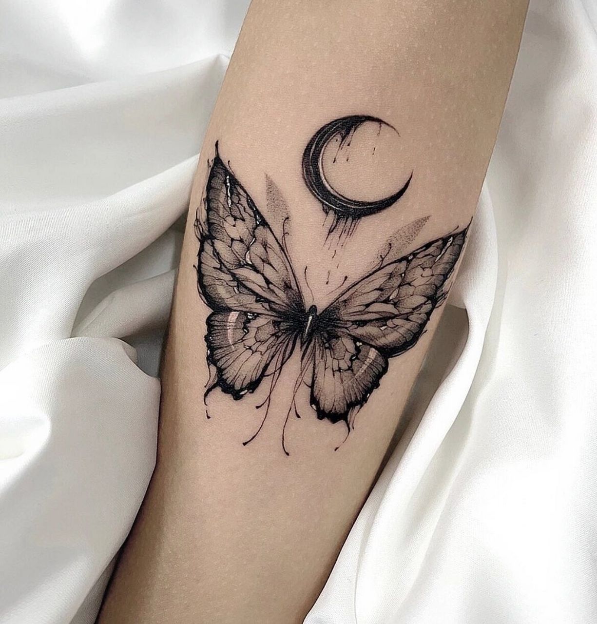 水墨纹身分享 蝴蝶和花真的很适合水墨设计 我们也可以设计出这种类型