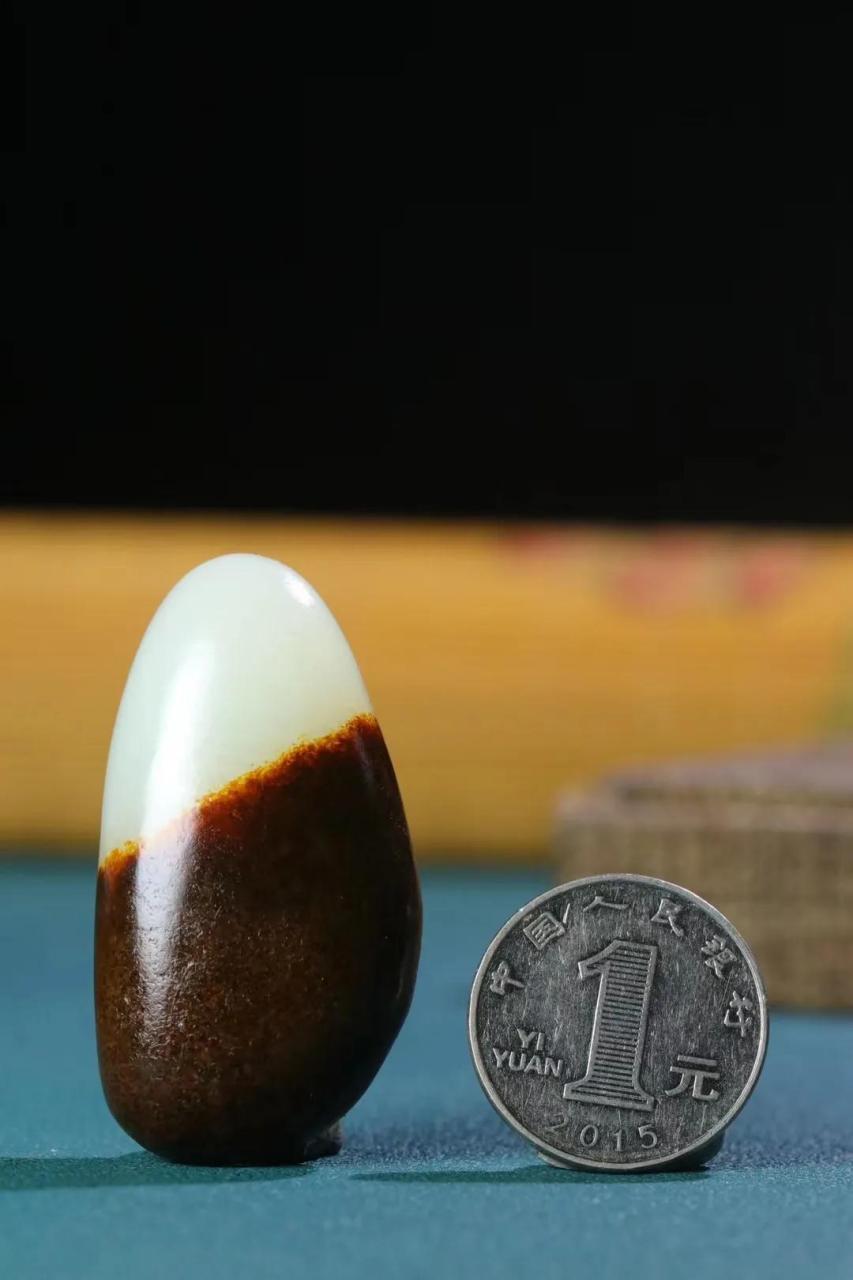 分享一块和田玉仿籽,也是告诉大家勿占便宜,像这样的有皮有肉的真籽料