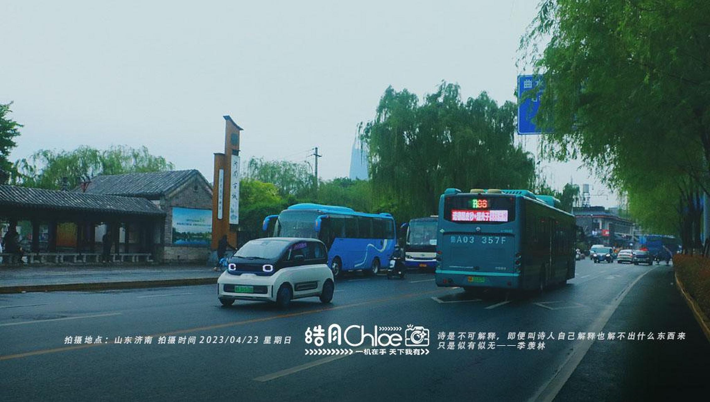 "小燕子飞飞五阿哥追,福尔康爱上夏紫薇~柳青金锁结了婚,皇上出宫追