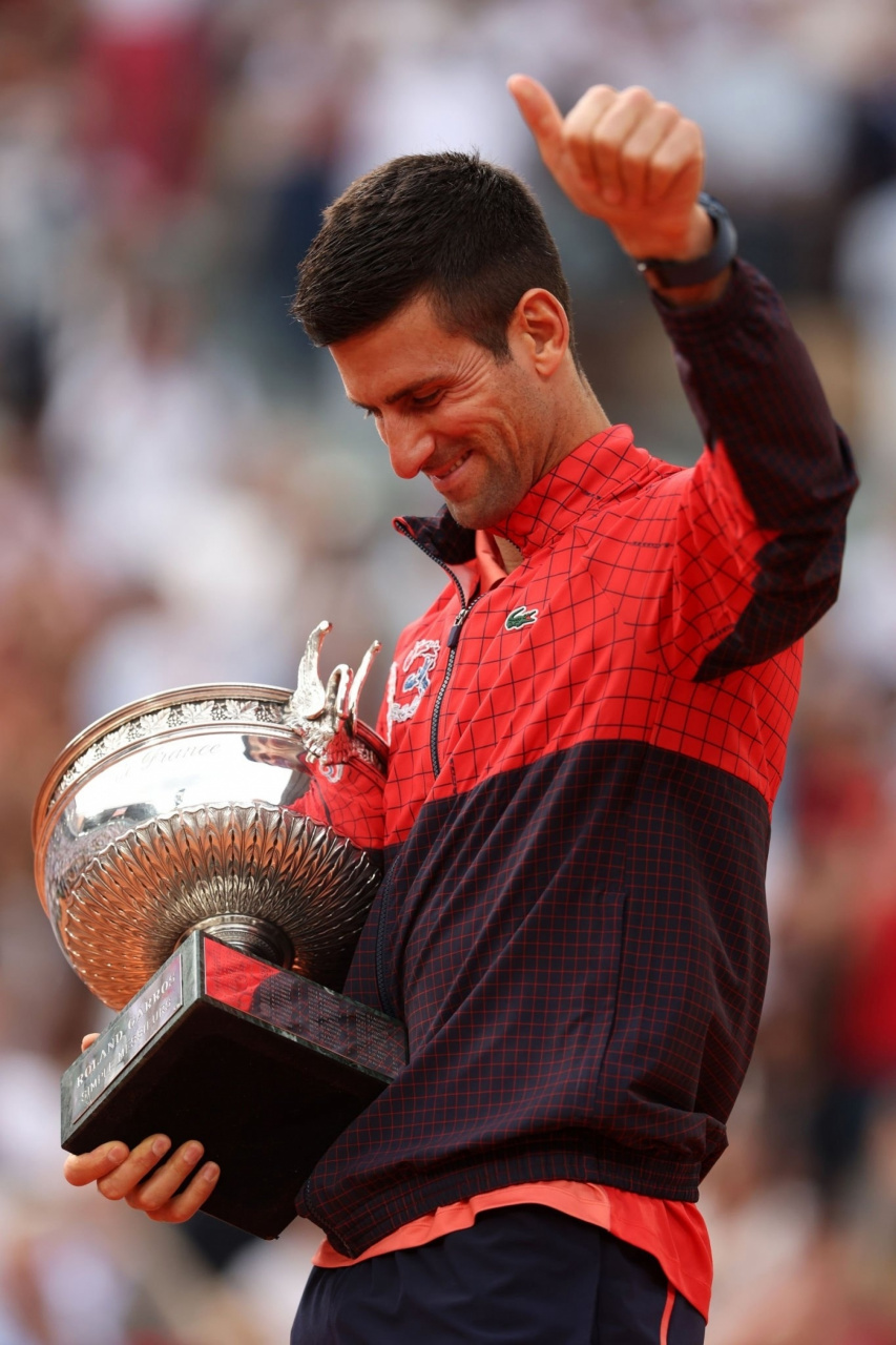 96冠军捧杯图来啦～  2023法网男单冠军——德约科维奇 #德约科维奇