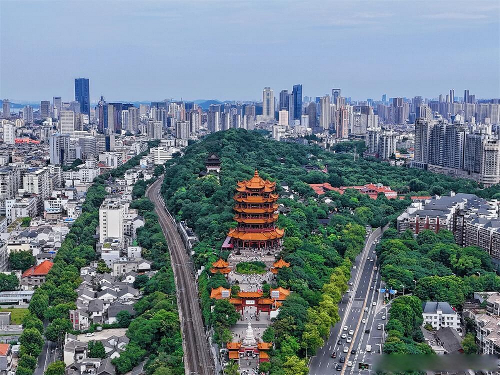 拍了拍武汉#【航拍天下江山第一楼——黄鹤楼】黄鹤楼,位于武汉市蛇