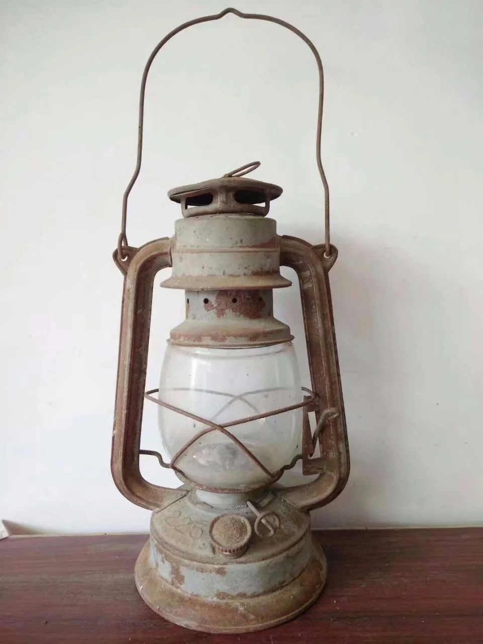 煤油灯图片老照片 农村夜间照明,在那个贫困年代,大都是煤油灯当主角.