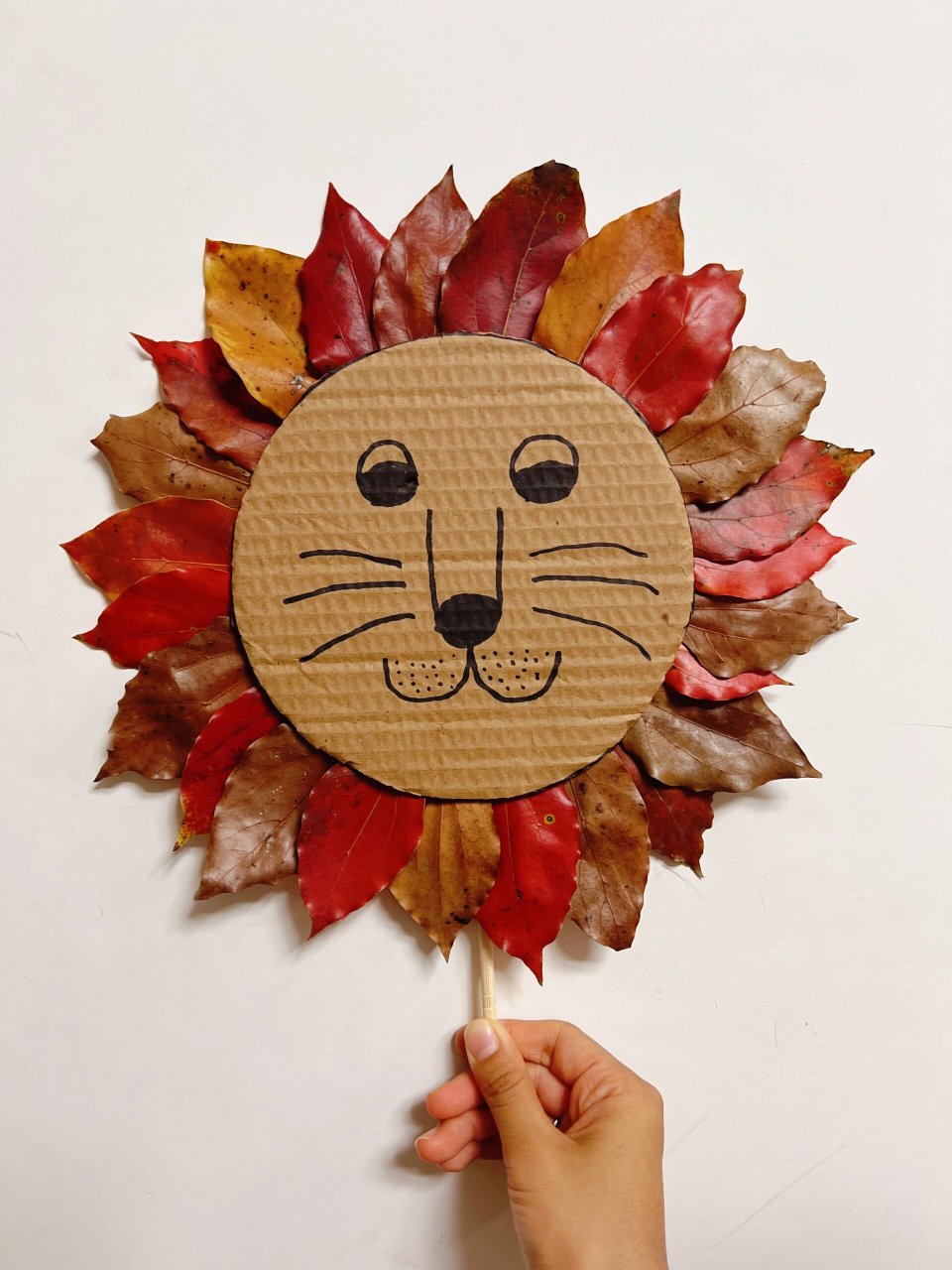 贴画 手工作业儿童 啦啦啦啦啦,今天跟闺女一起做了这个树叶贴画狮子