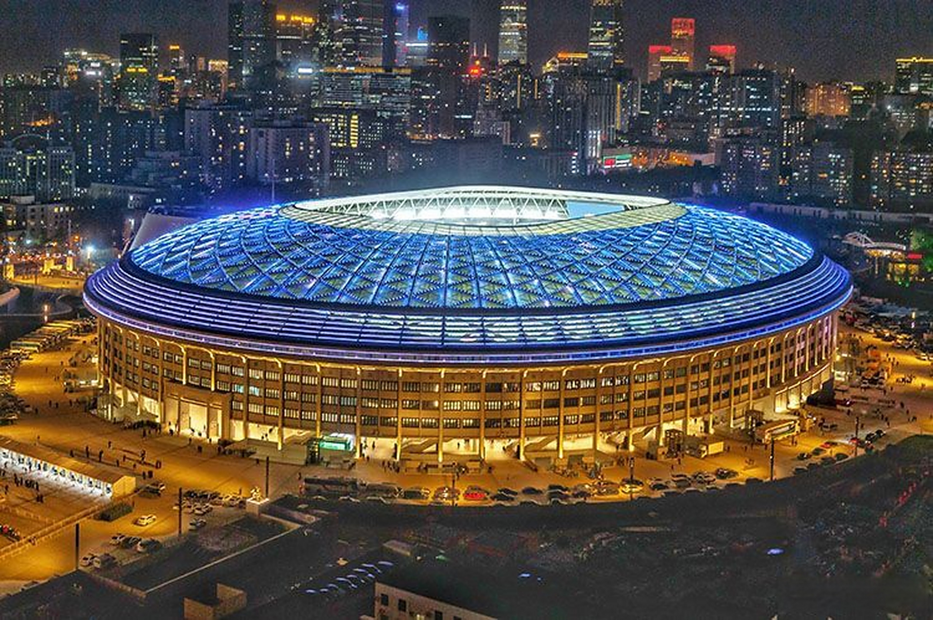 夜晚,工体点亮灯光,扮靓京城.[网页链接]