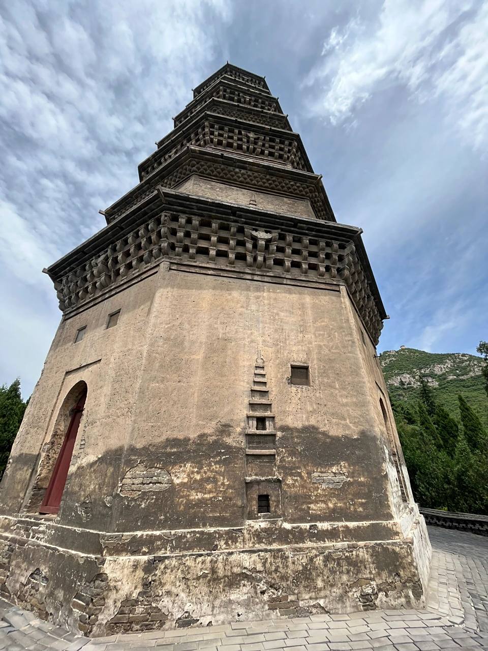 邯郸响堂山石窟 96响堂山石窟位于邯郸市西南45公里峰峰矿区的鼓山.