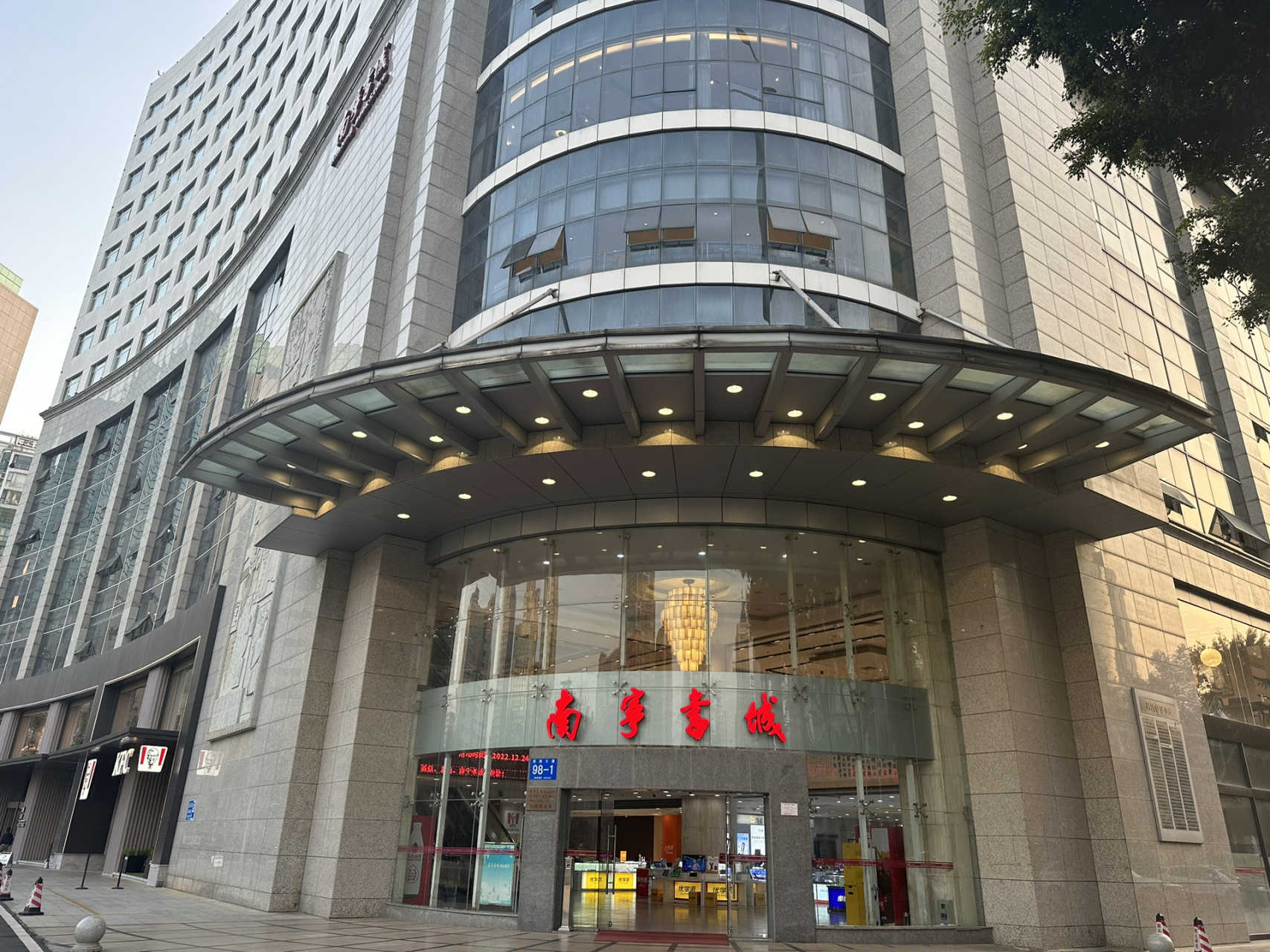 南宁书城 好喜欢去书店啊,氛围好好91 南宁书城环境很不错,在地铁