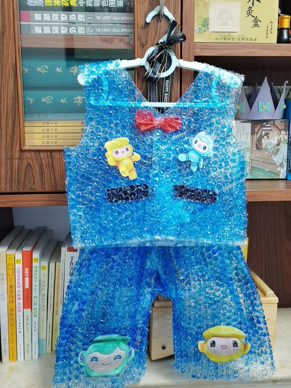 给娃做的六一走秀的气泡膜服装 幼儿园要求用气泡膜做衣服,我找来了