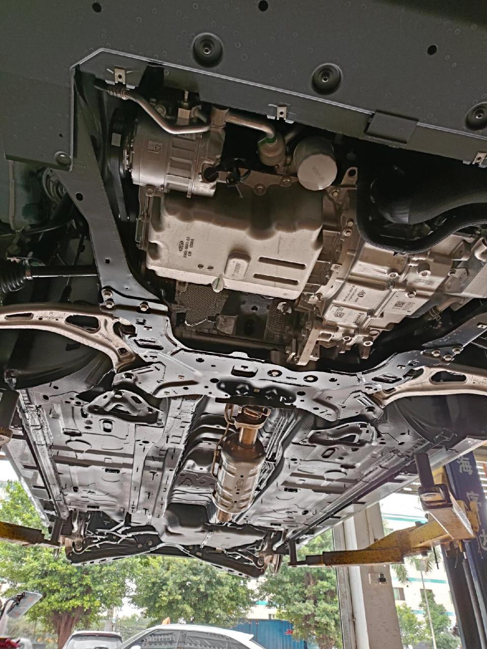 新款蒙迪欧新车下地喷个底盘装甲