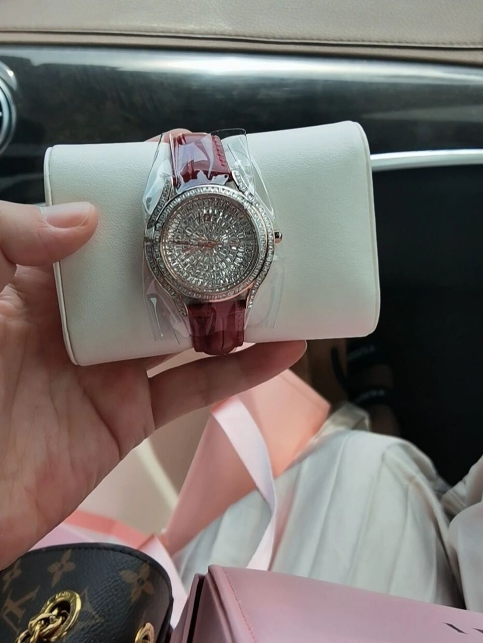 i do手表 刚开始抱着无所谓拿只看看的心态,从一直买东西的代购手里