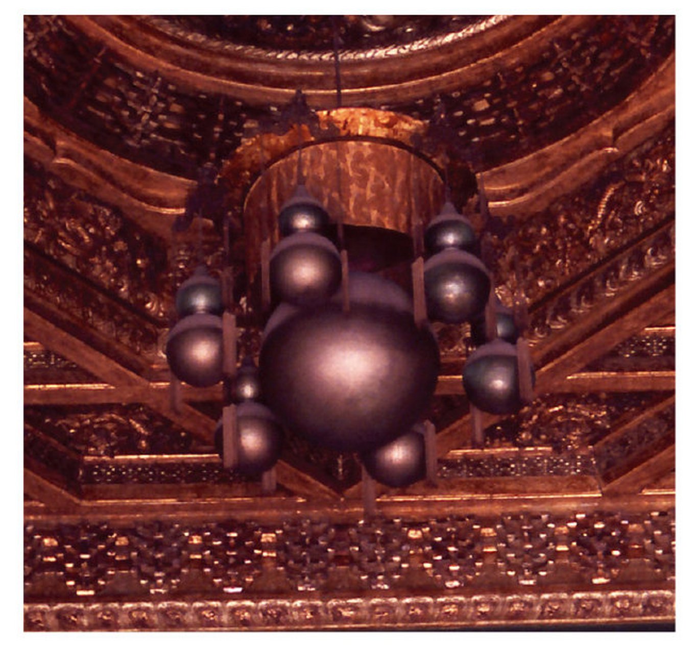 #读书打卡# 轩辕镜:北京故宫太和殿和养心殿内的藻井,正中蟠龙的口中