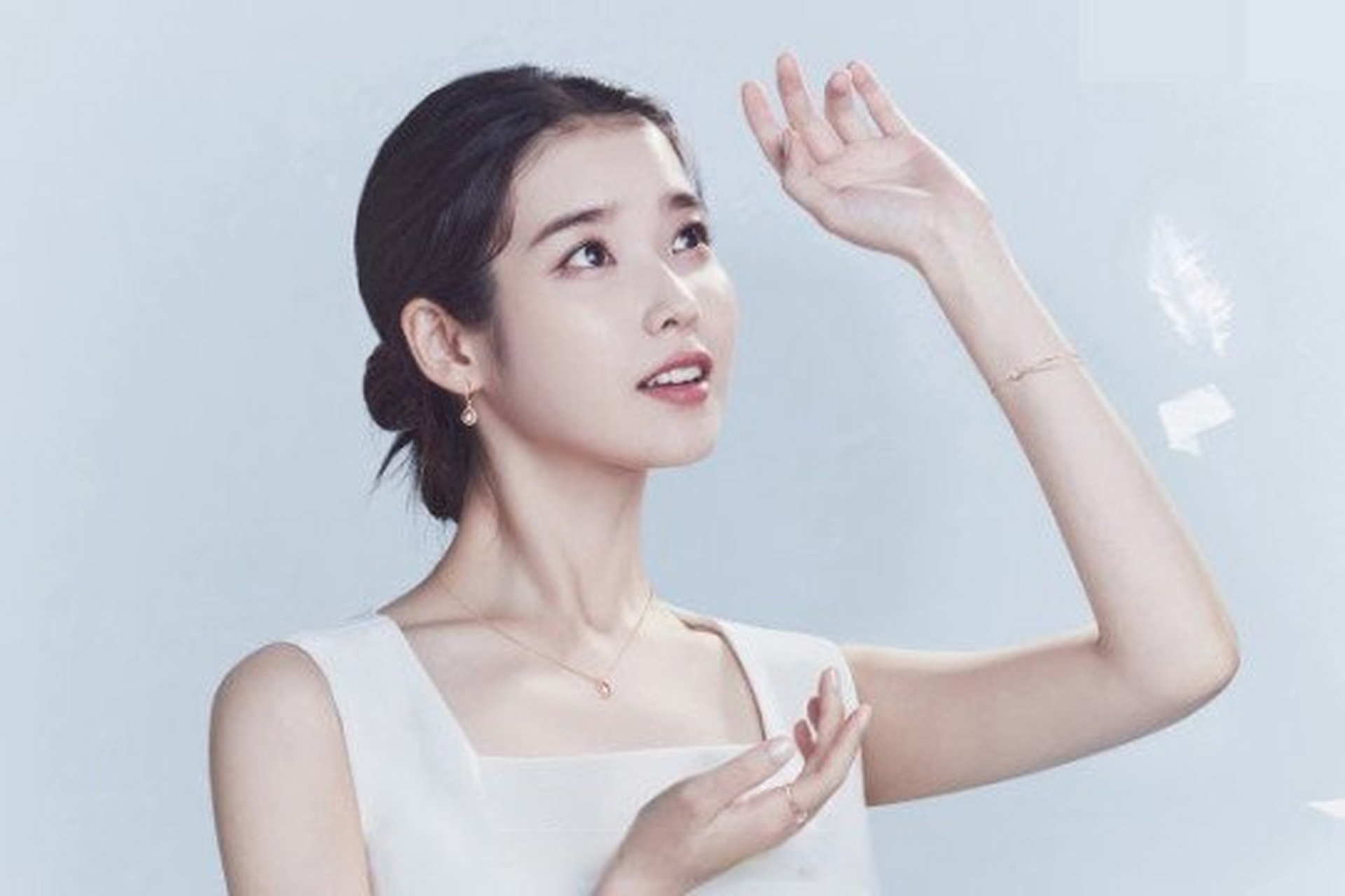 iu拍珠宝主题宣传写真 穿白衣露香肩气质清丽
