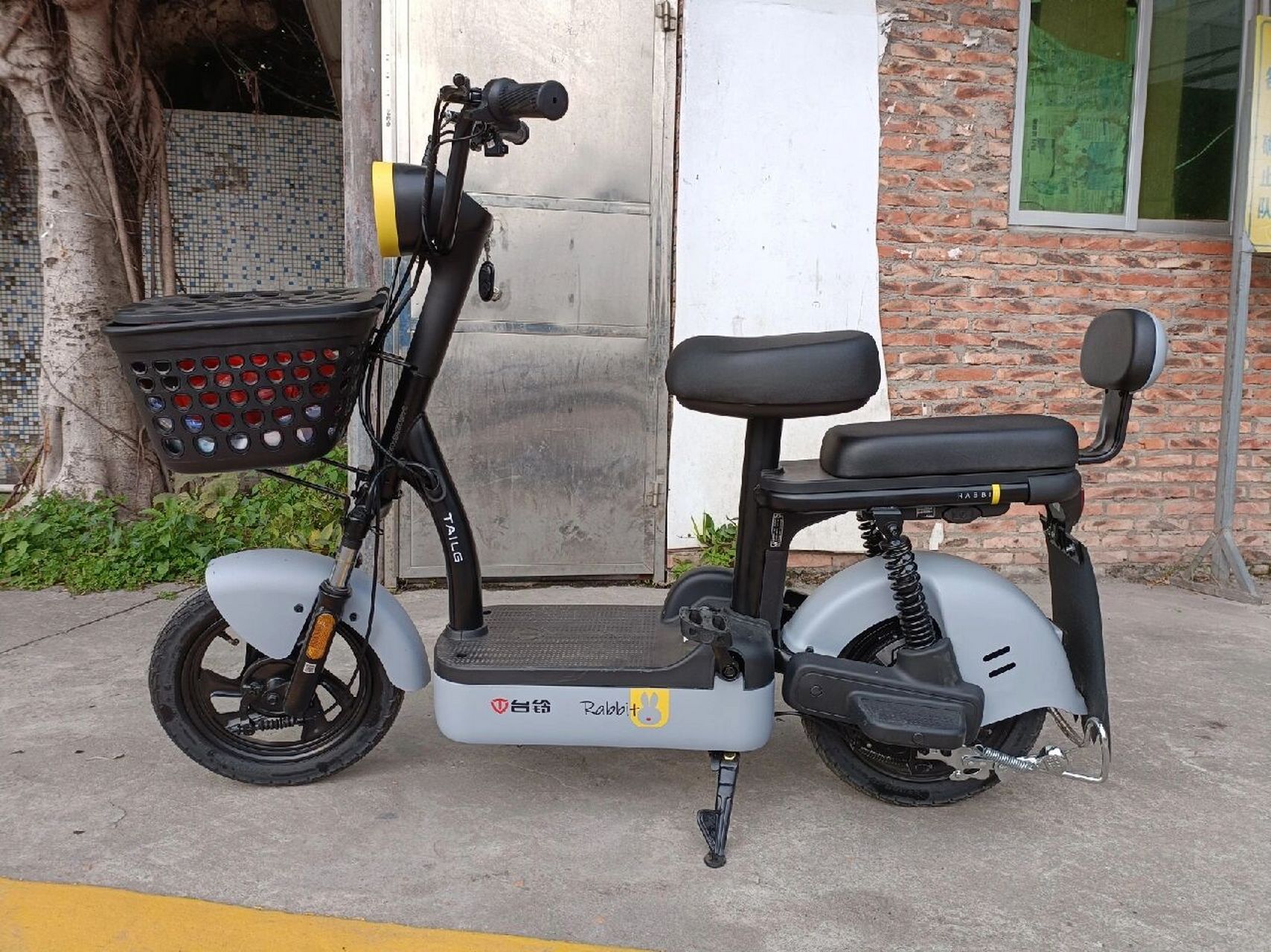 周末去买电动车01,老板特意推荐的台铃小白兔系列,颜值高,坐垫很软
