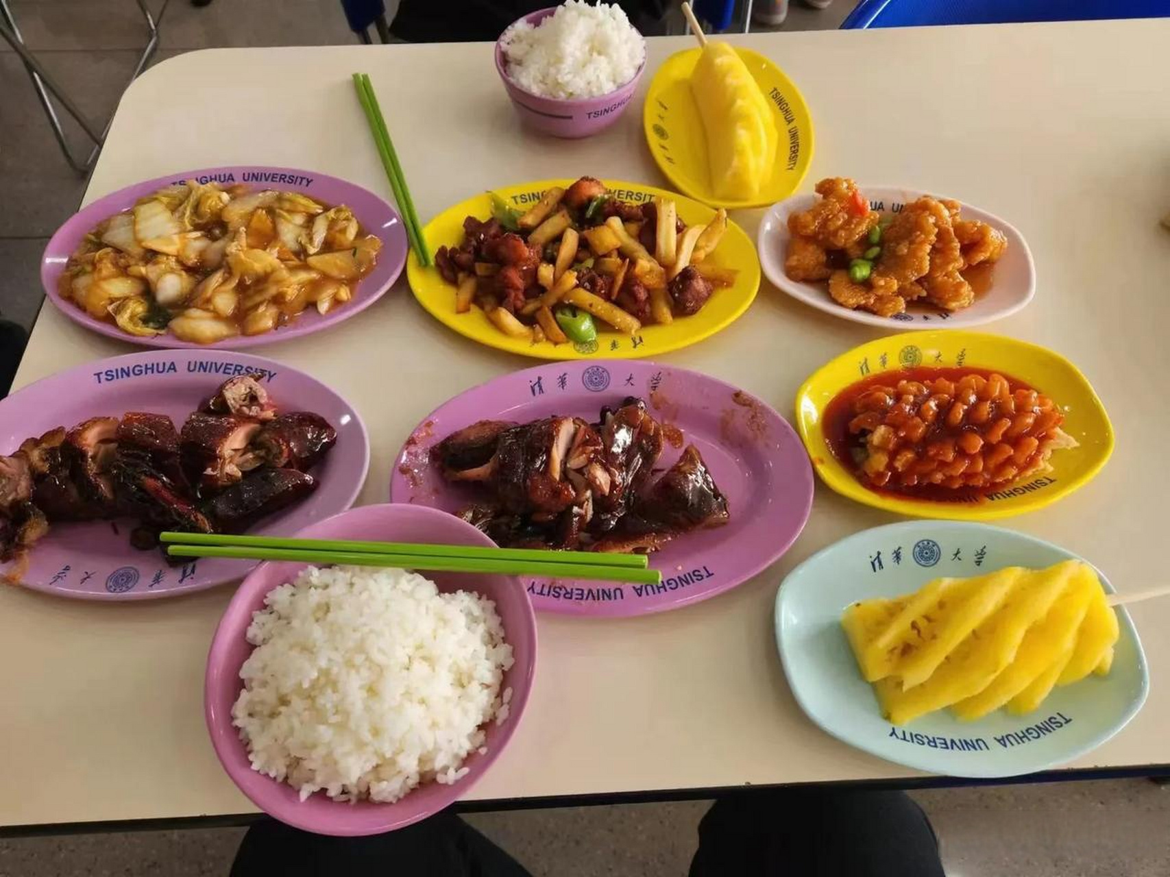 这是清华大学一餐厅的午饭,有肉有水果有青菜有米饭,碳水,脂肪,蛋白质