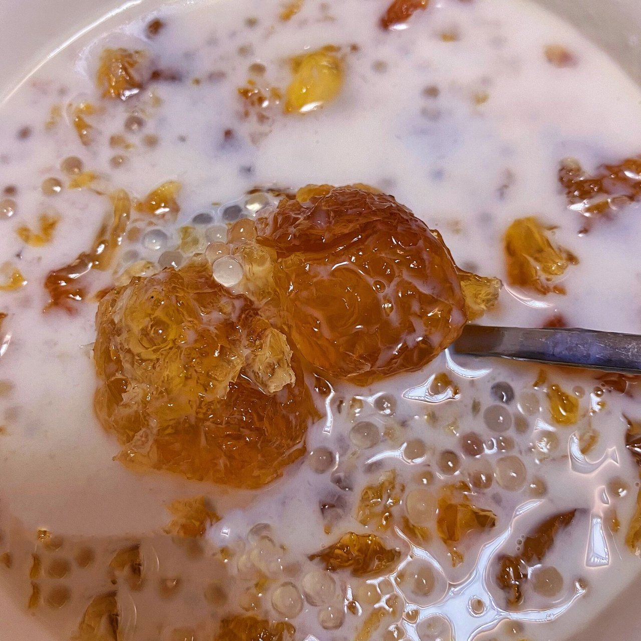 桃胶西米露 夏日甜品 99材料: 桃胶10-15颗(提前一晚泡水) 西米