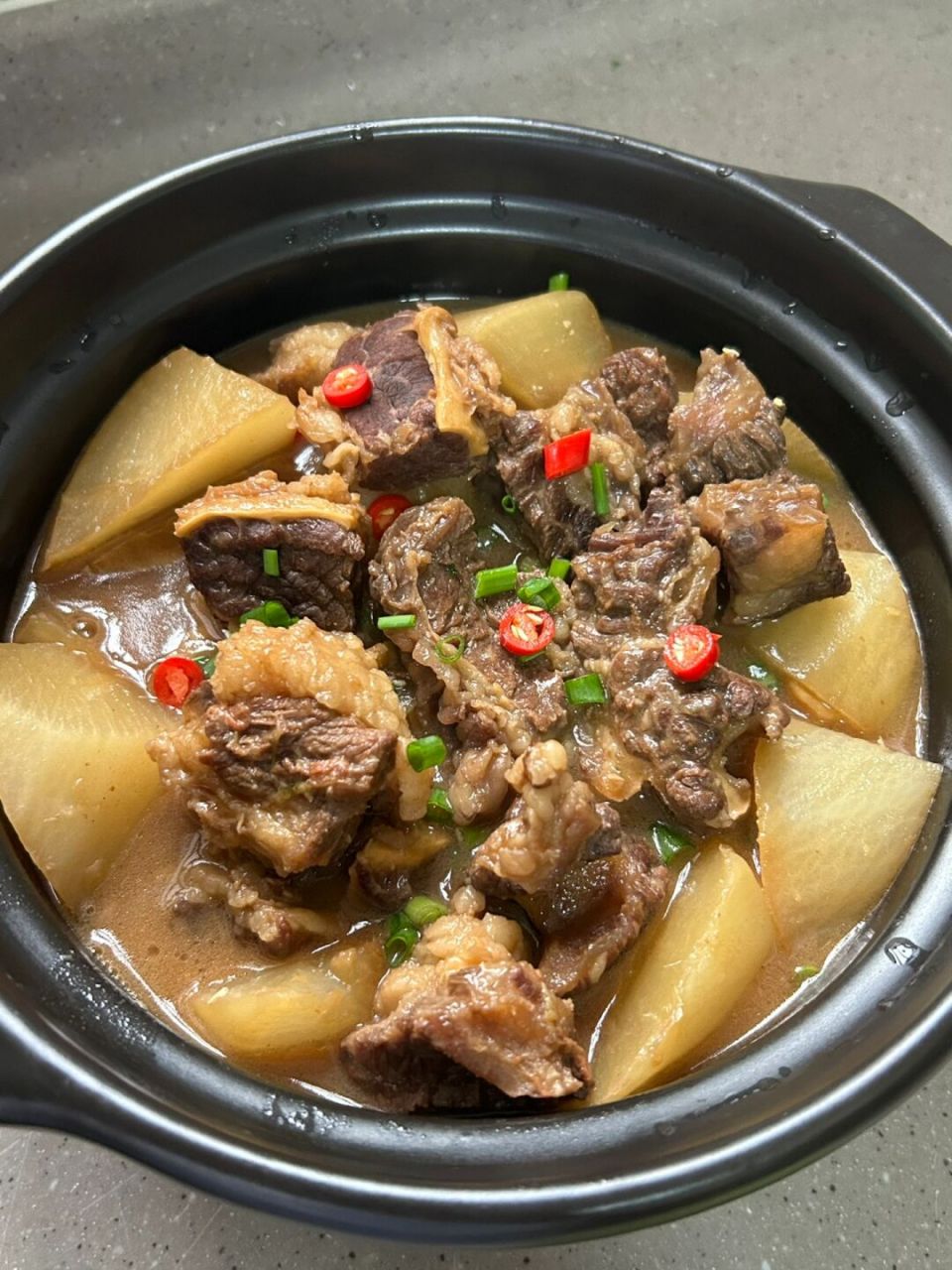 我妈做的这个,太好吃了!! 这样做的广式萝卜牛腩煲软烂入味,奶香味十