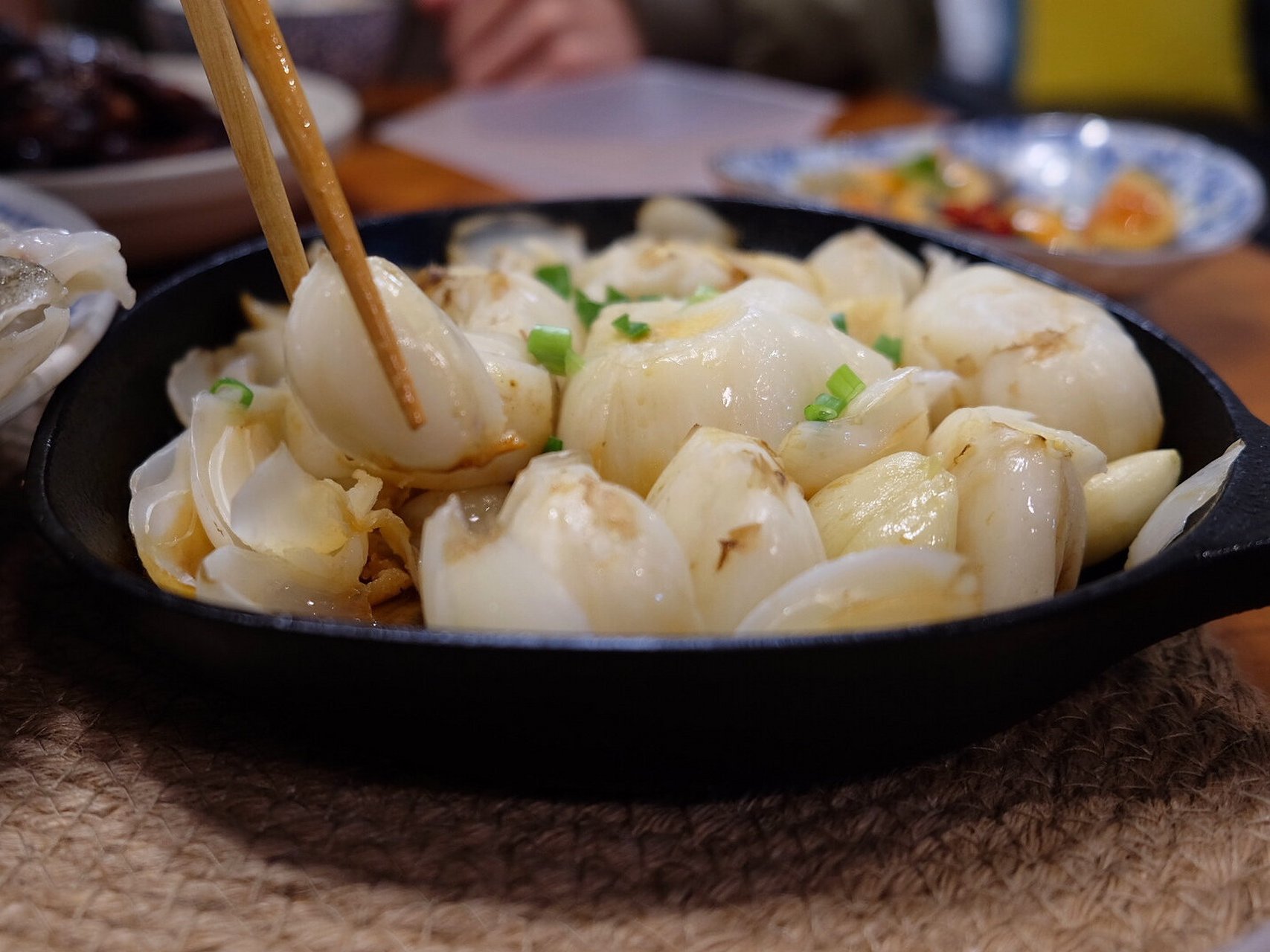 百合焗着吃更美味喔 百合焗着吃更美味喔 做法:平底锅烧热后倒入少许