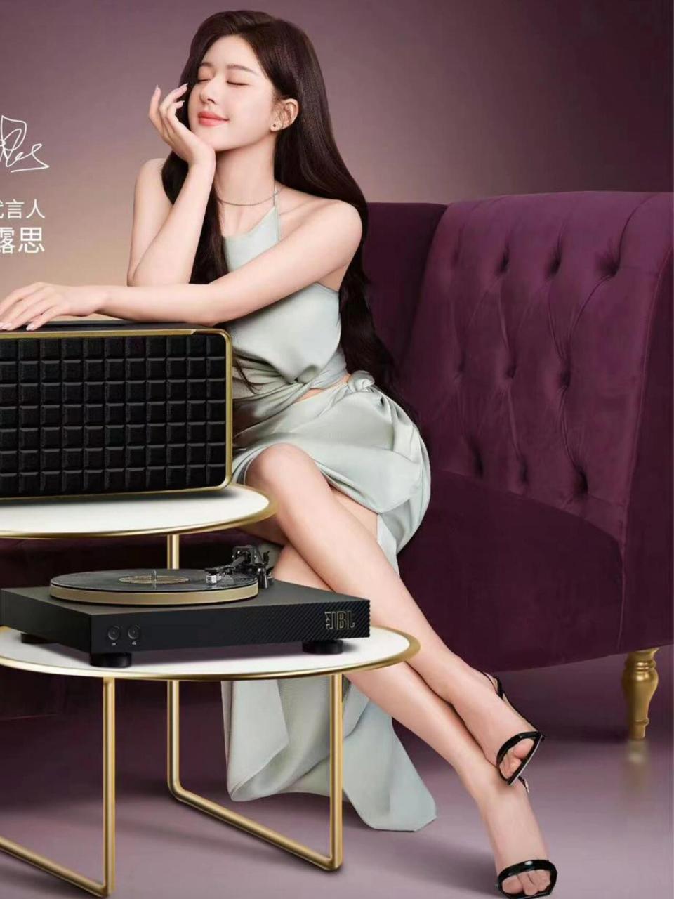 赵露思解锁新商务,这组物料拍的真好看 她也speakeasy冰丝套装很是