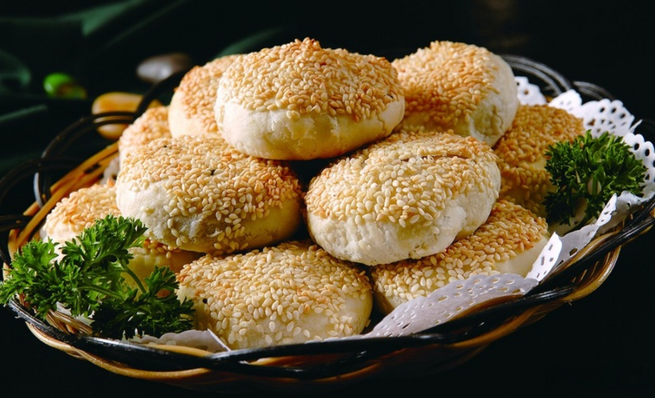 据《随园食单》载称,烧饼的制作是:"用松子仁,胡桃仁敲碎,加冰糖屑,脂