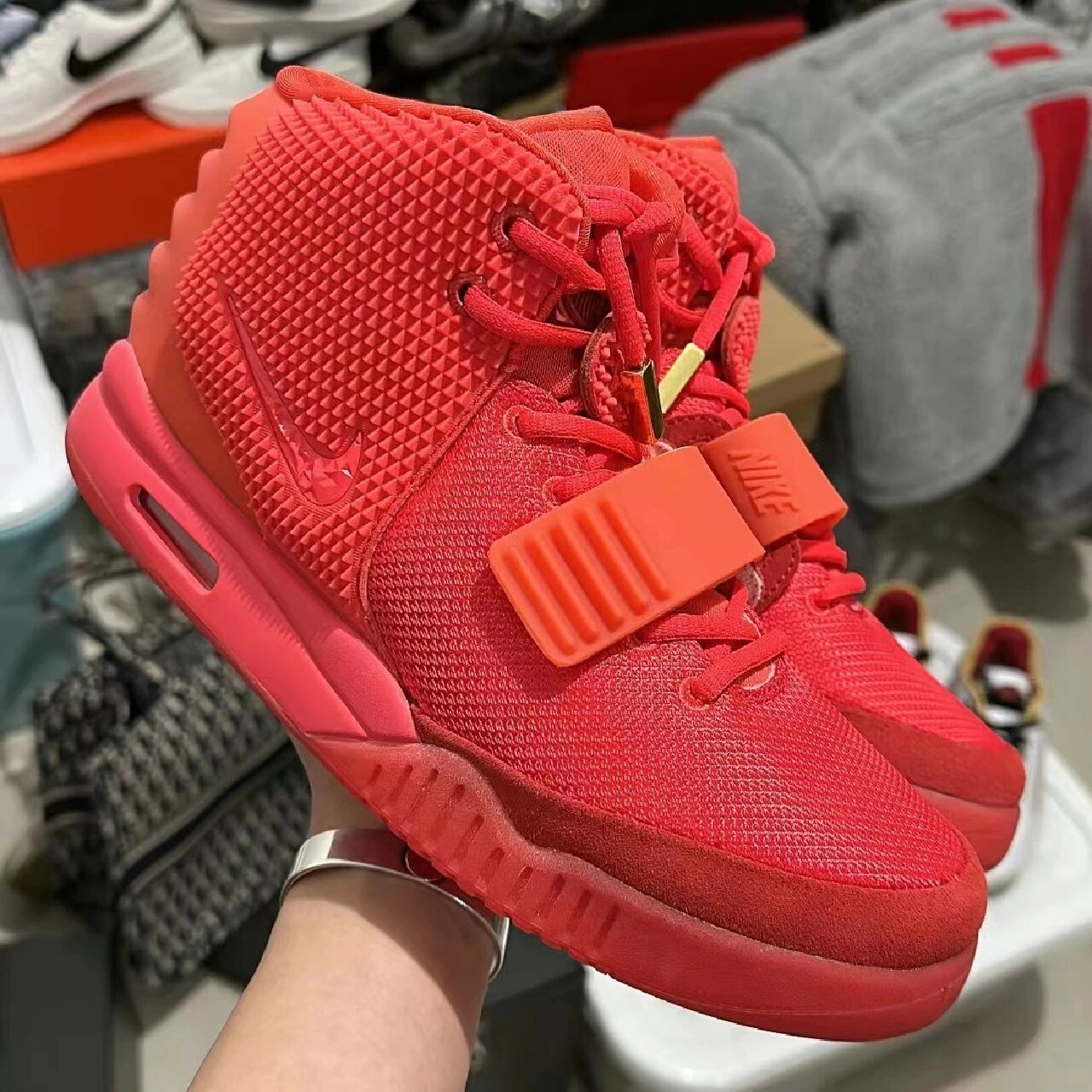 air yeezy2 红十月 red october aj 第一眼如何评价它哈哈鞋王确实