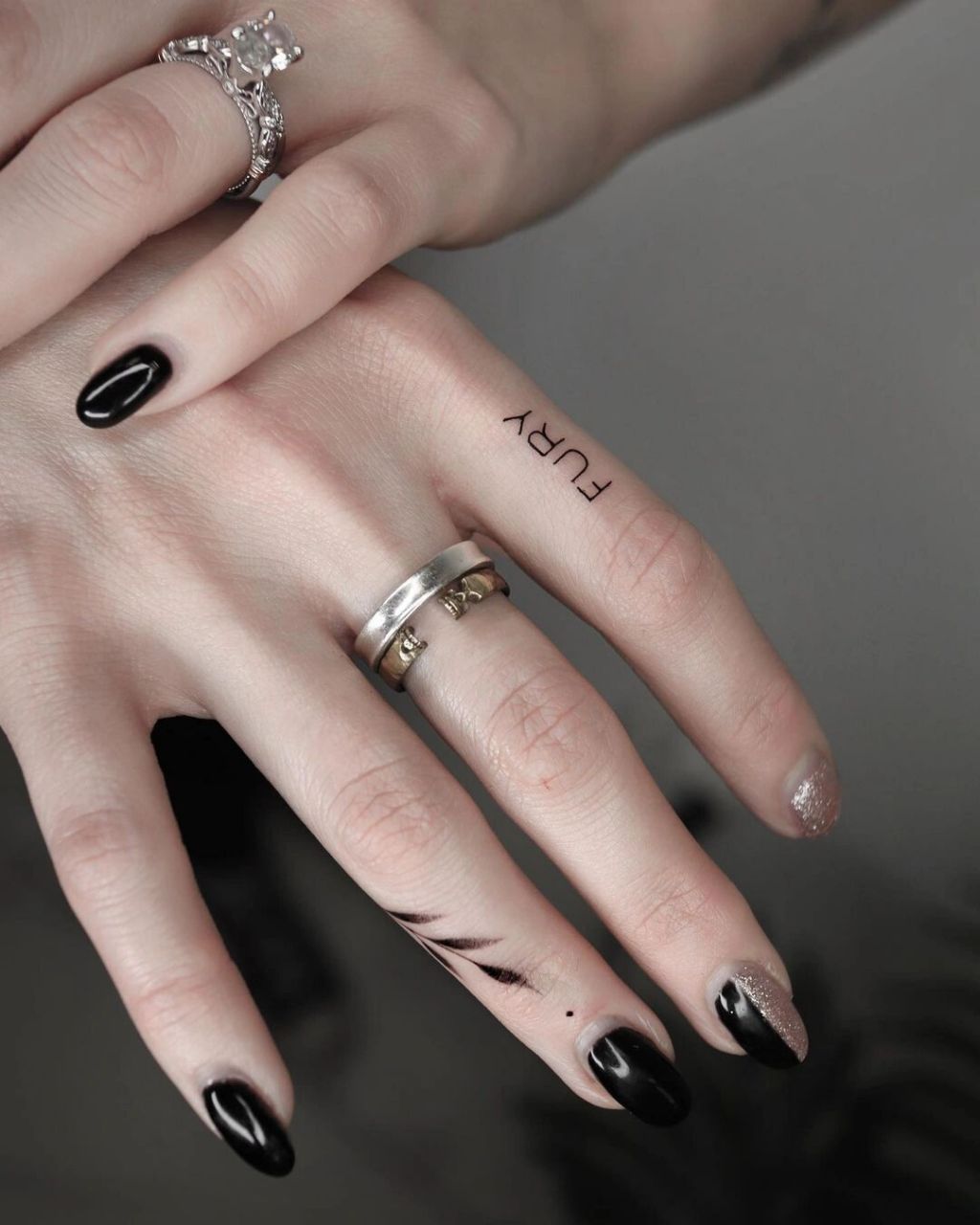 女生手指纹身霸气图片