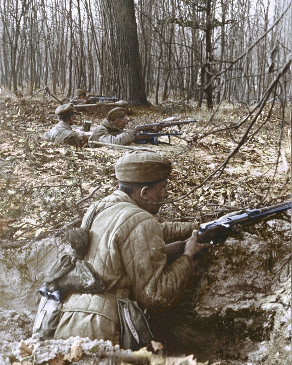 1945 年,柏林郊区战壕中的苏联士兵.