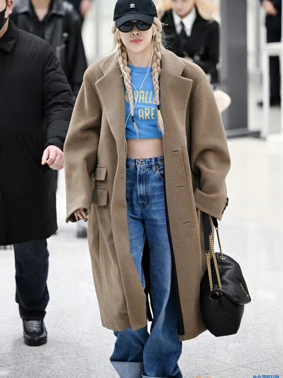 rose朴彩英今日机场私服,穿卡其色廓形大衣,要不要这么帅,私服品味真