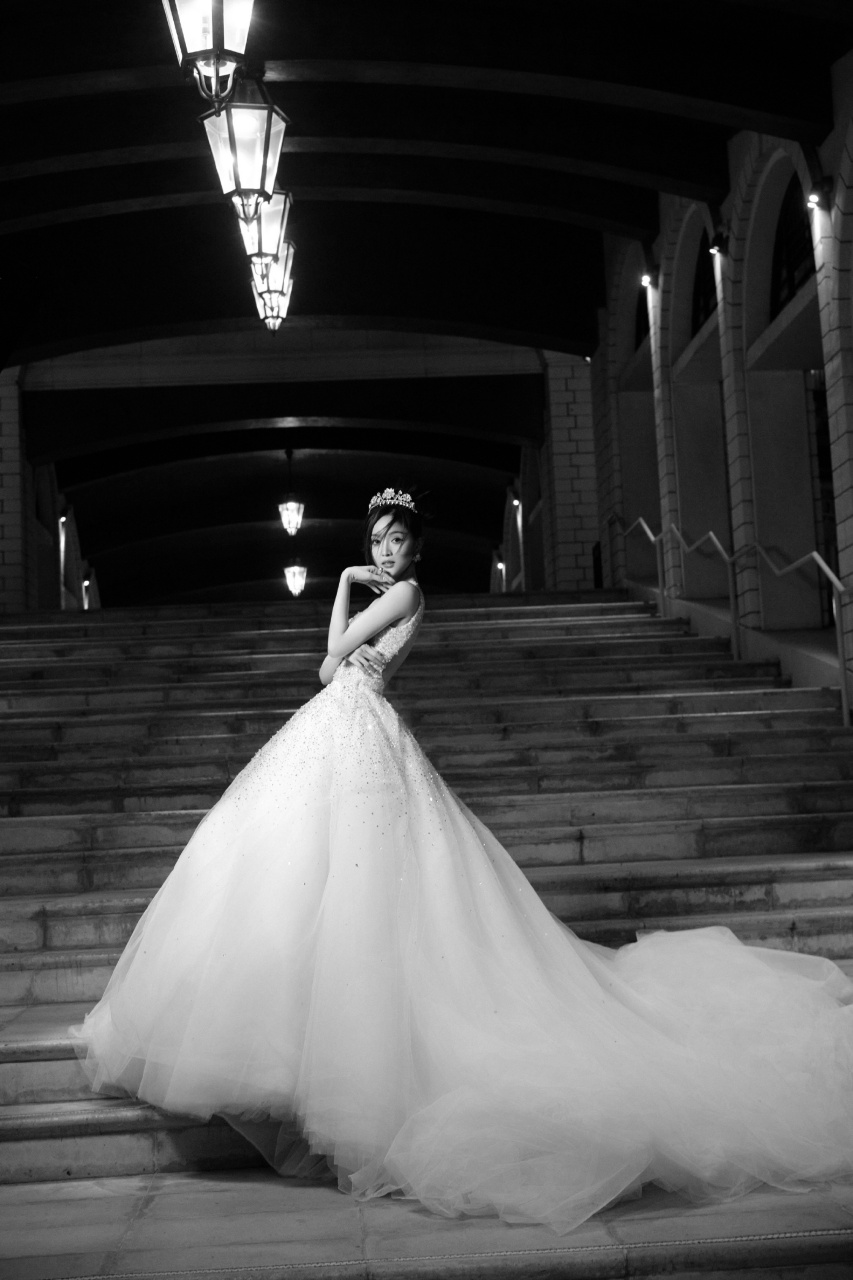 吴宣仪白色婚纱裙,浪漫甜美