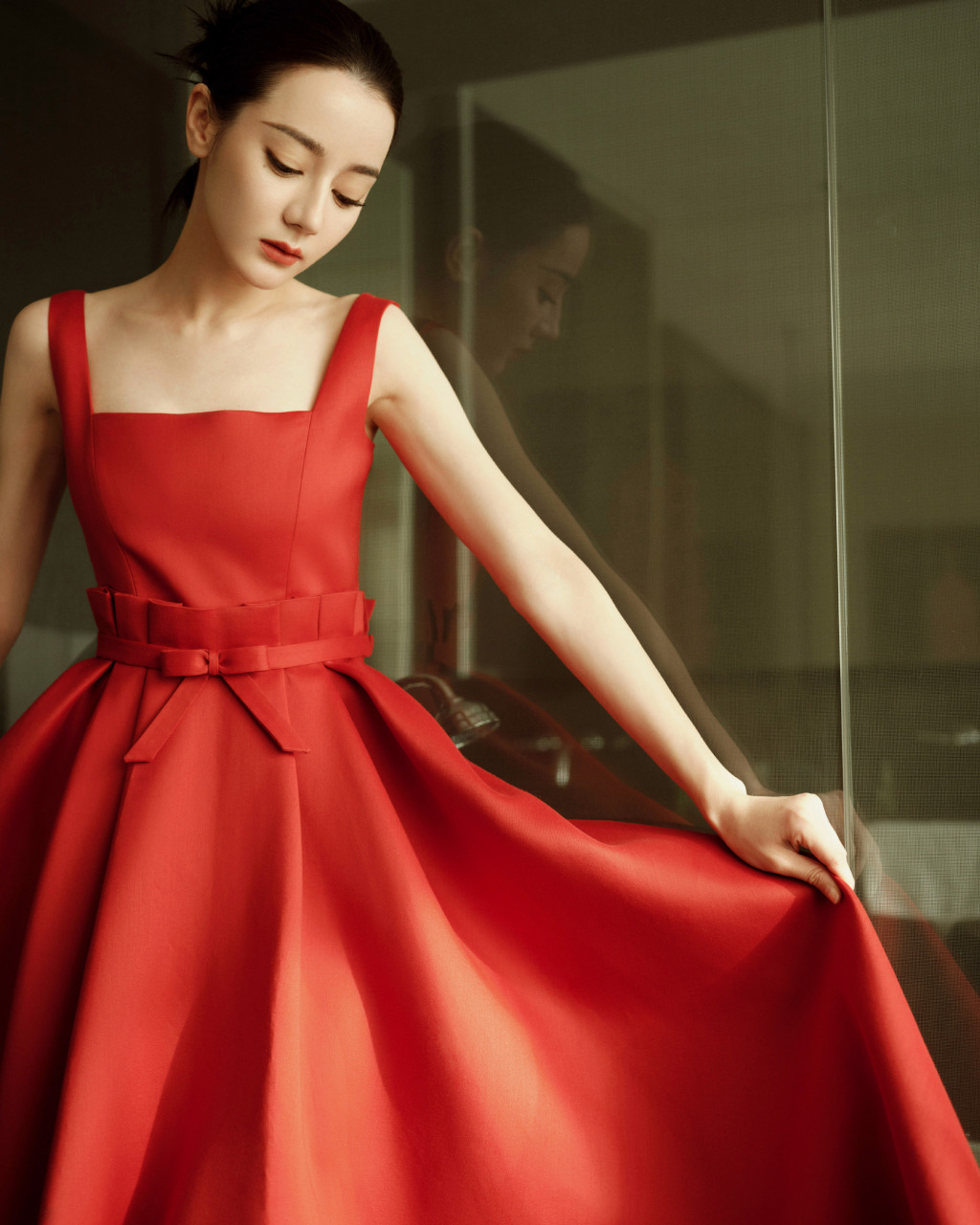 迪丽热巴红色吊带裙