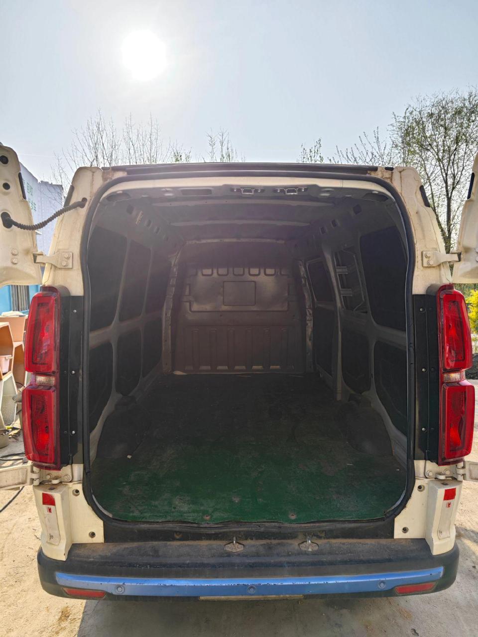 北汽ev5中面颜值当担 270续航里程,43度电池 东风御风em26中大面 42度