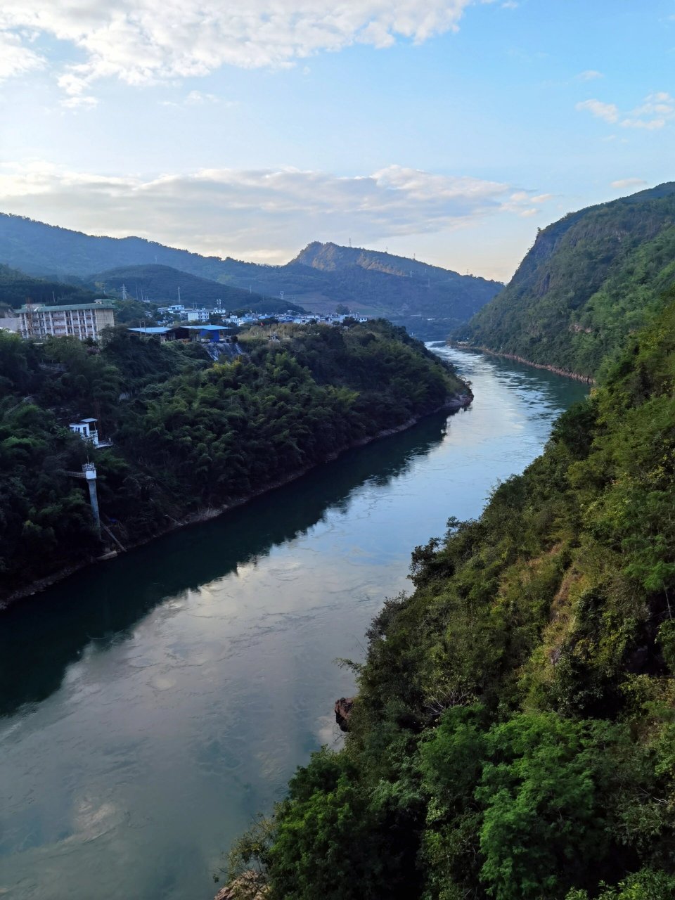 澜沧江的水 一条河流(境内称之为澜沧江,境外称之为湄公河),上游的