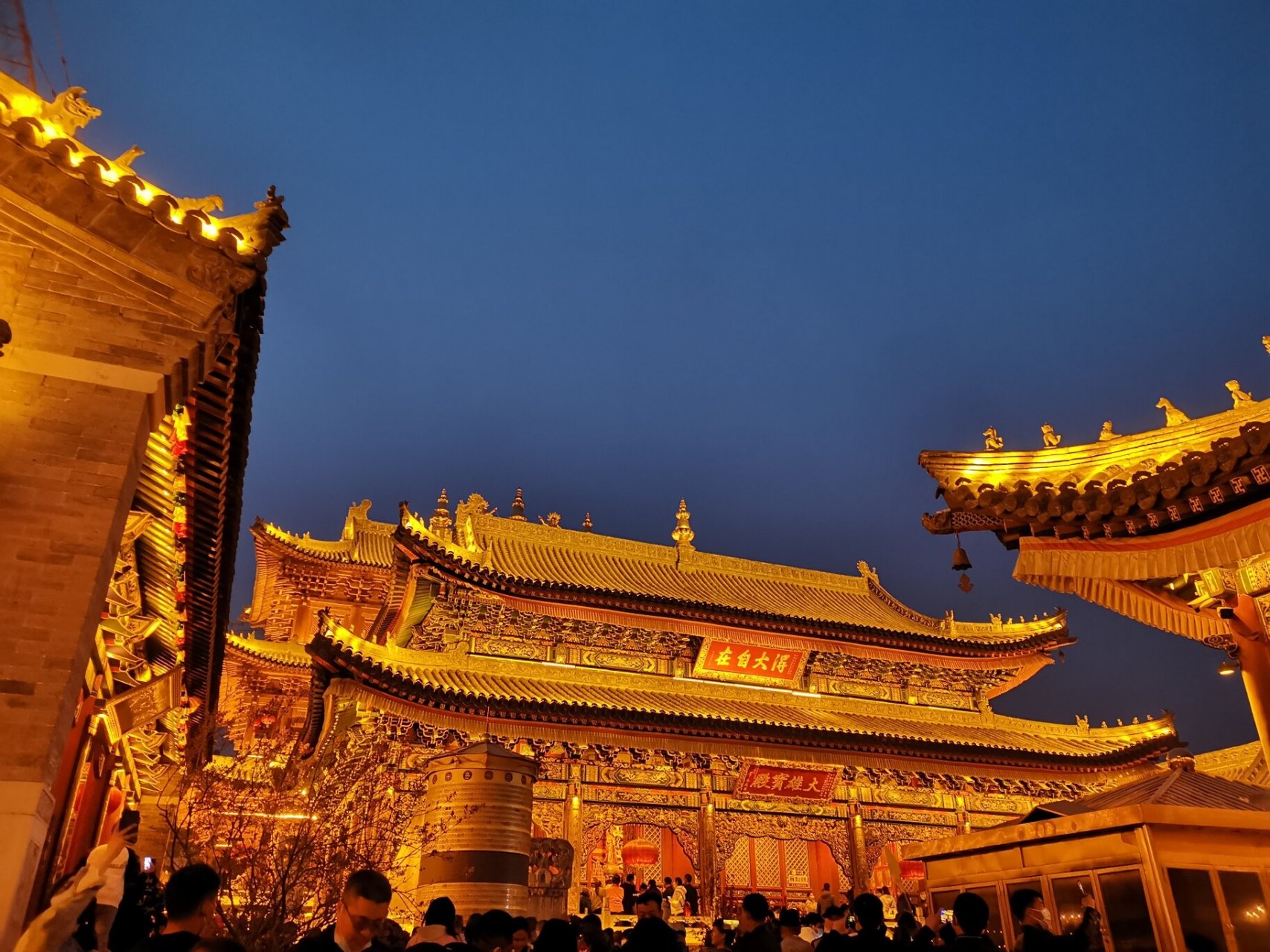 五台山夜间打卡圣地——广化寺 广化寺是五台山唯一开放夜景的寺庙