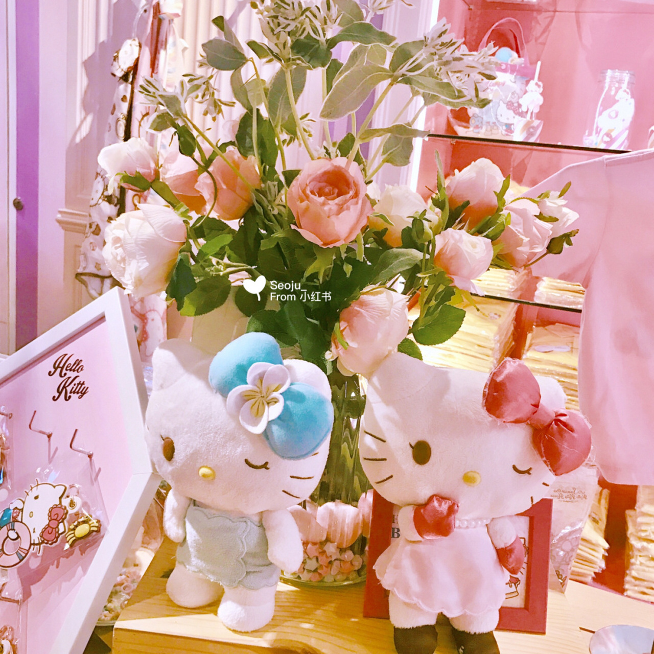 在韩国就去过几次hello kitty的咖啡店, 这次来泰国本来没想要去的,但