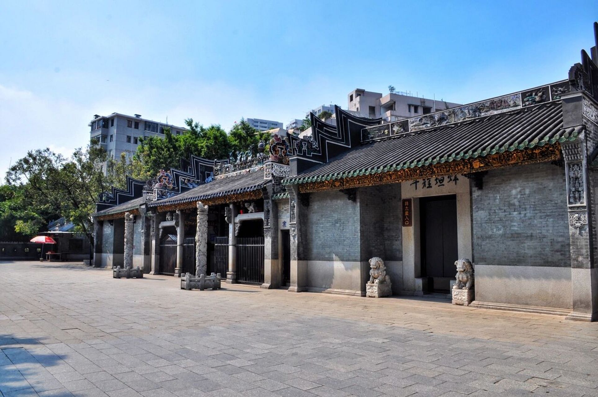 广州道观|泮溪历史街区-仁威祖庙 仁威庙位于广州龙津西路仁威庙前街