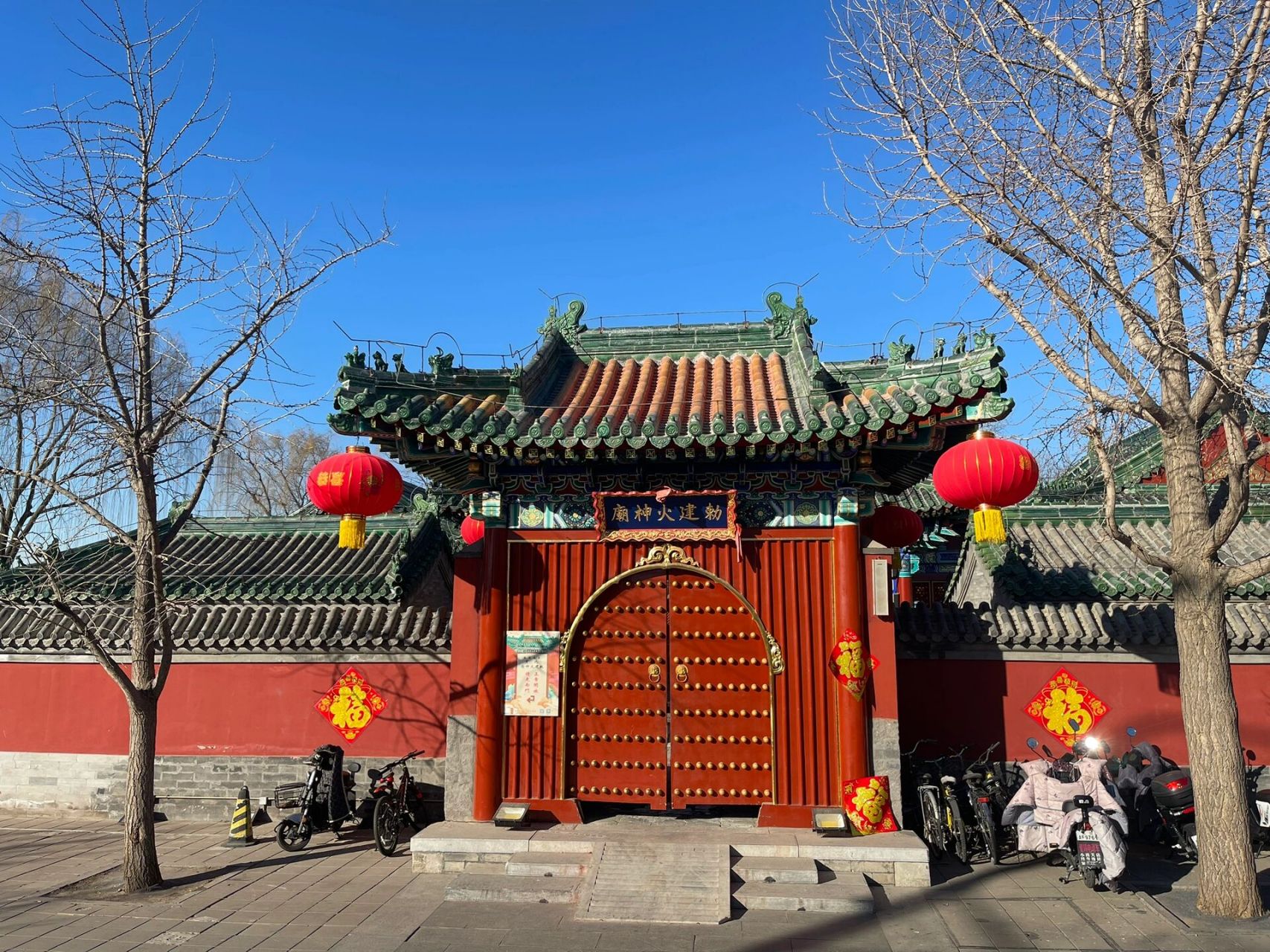 6015是说的敕建火德真君庙【在什刹海】 	 99路线:北京地铁8号