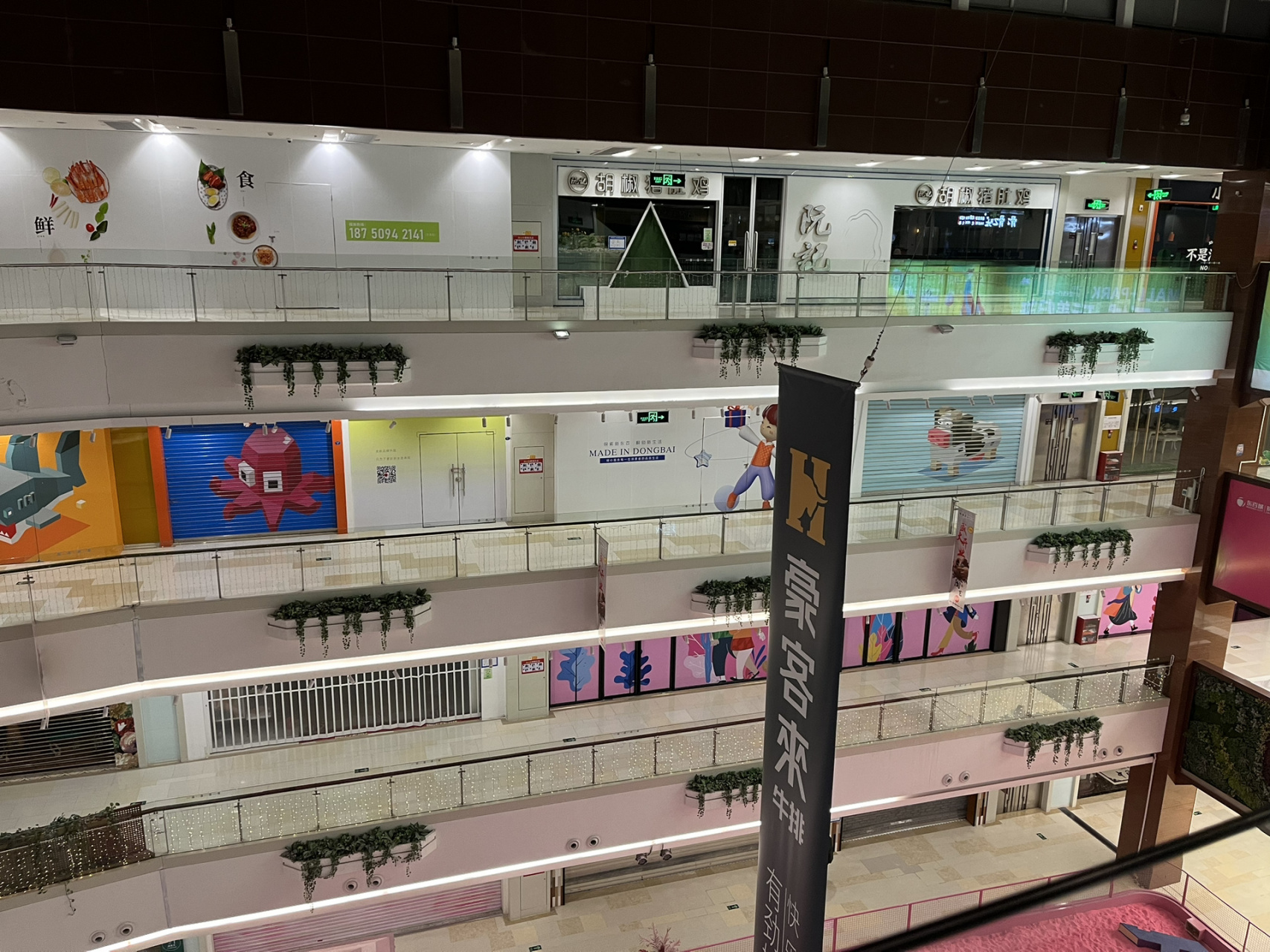 厦门的蔡塘广场咋了 整个商场的店几乎全关门 每一层都是 外面的店也