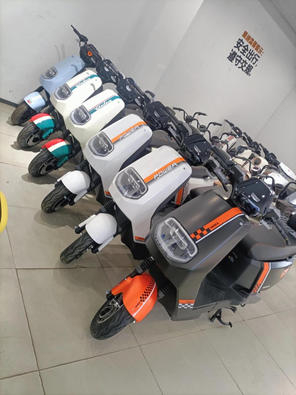 雅迪冠能 欧雷运动版他 欧雷前后双碟  72v23a石墨烯电池