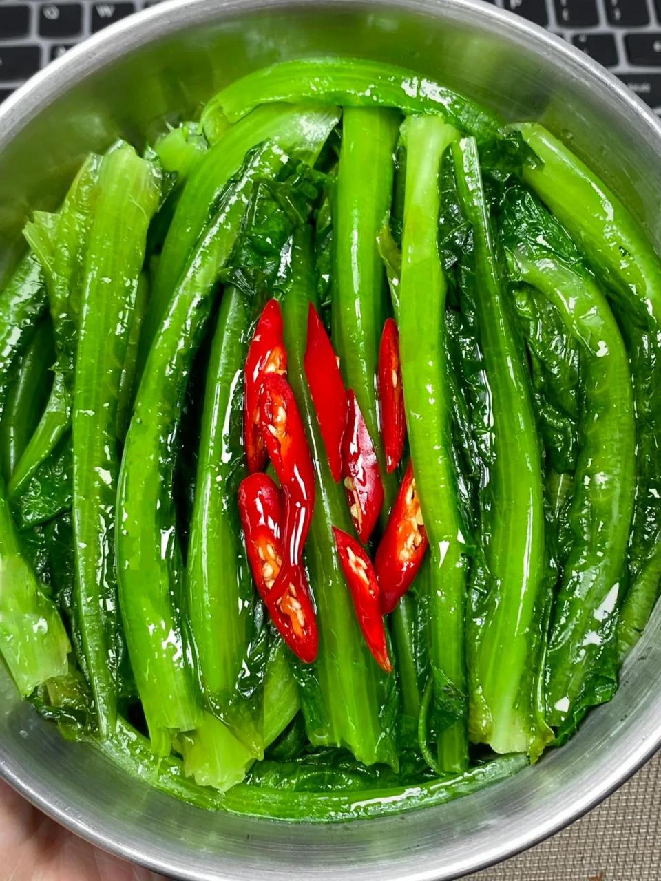 今天简单吃个清爽滴凉拌油麦菜吧 别小看这玩意儿,凉拌起来口感脆嫩