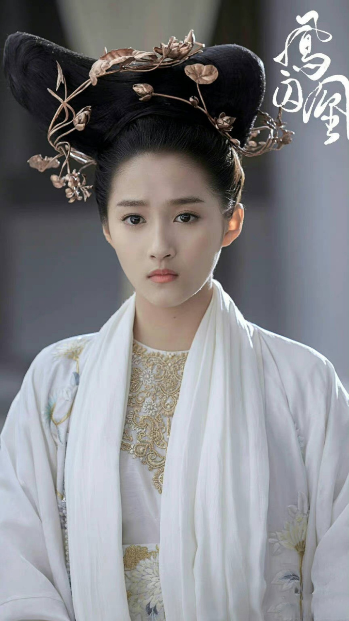 女主关晓彤,一度是95花领头羊,剧播期间吸引大量火力,随后公开恋情