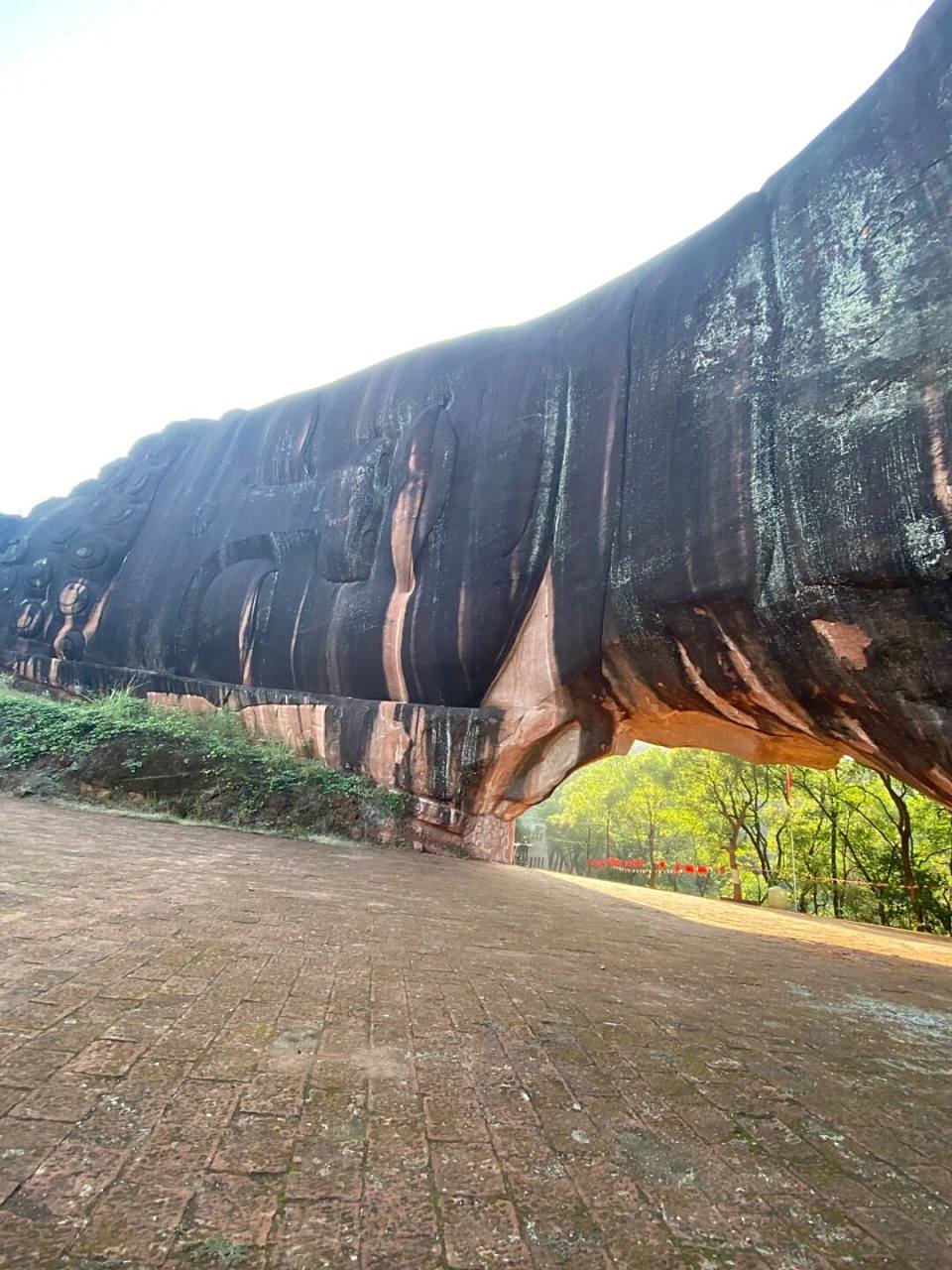 弋阳卧佛 江西省弋阳县弋阳卧佛:该卧佛全长416米,佛身高差68米,系