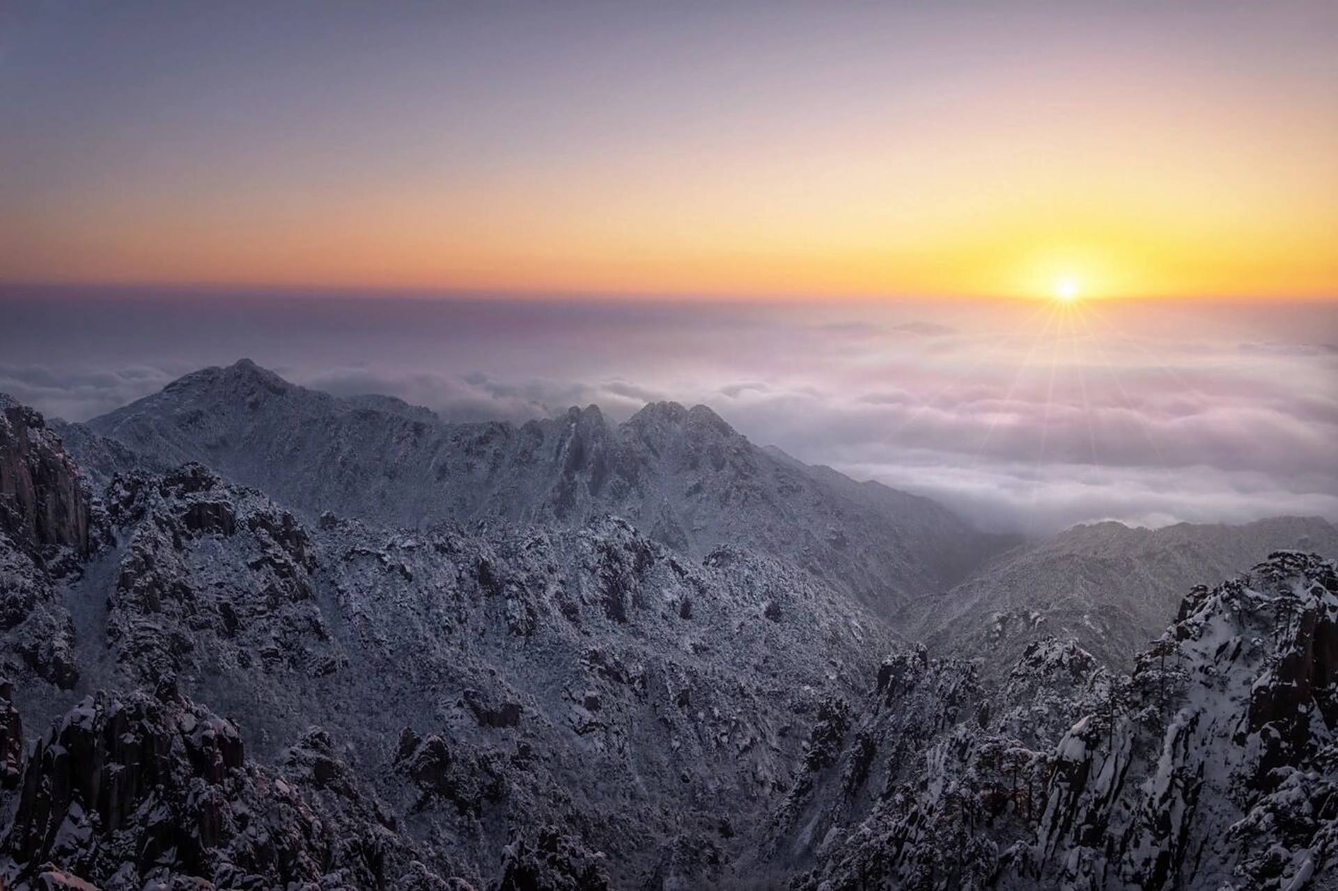 2022虎年大年初五,黄山迎来虎年第一次日出云海,在光明顶上,可以看见