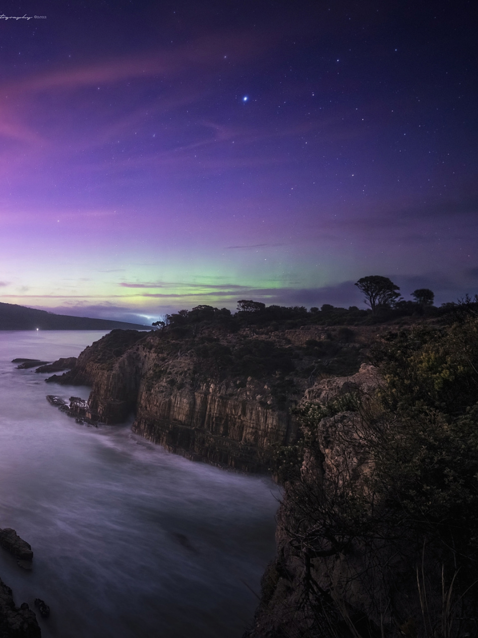 那一点光, 和夜末最后一片南极光, 同时出现在还未完成的日夜交替之中