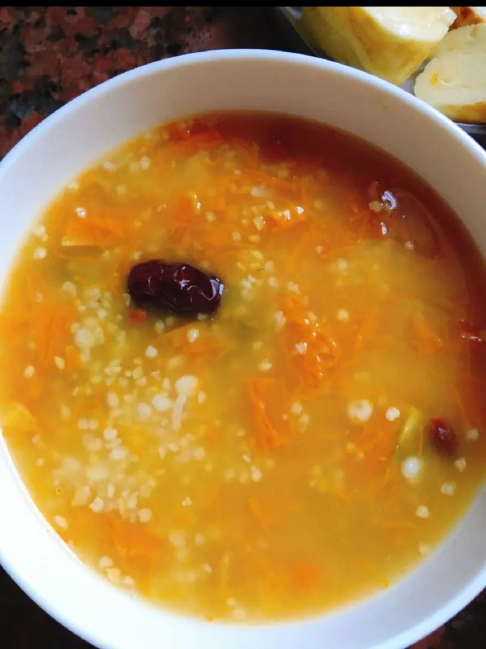 红枣南瓜小米粥,营养暖胃 [偷笑][偷笑]食材95 小黄米一杯,南瓜300g