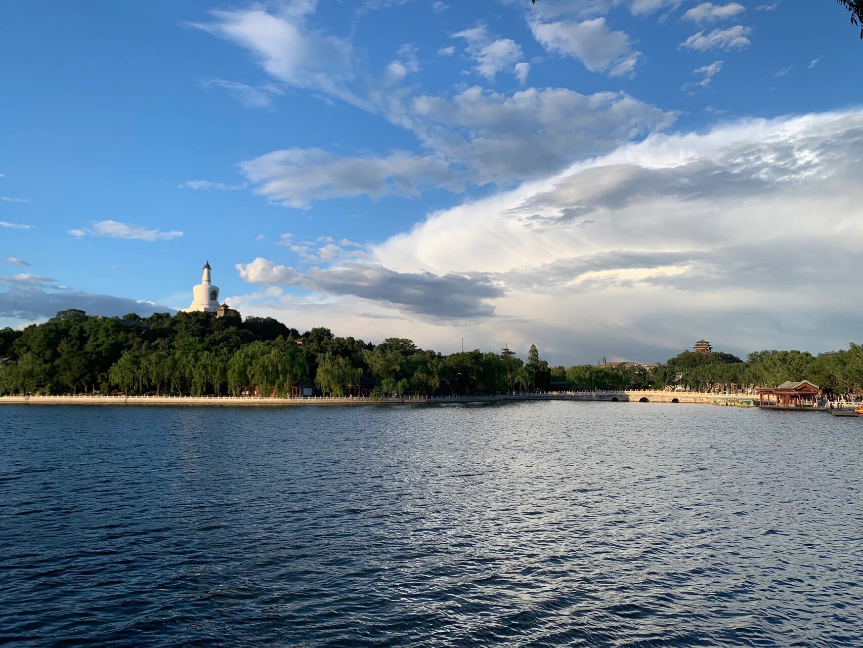 北海公园琼岛白塔的四季美景 从北海公园南门走进公园,首先映入眼帘的