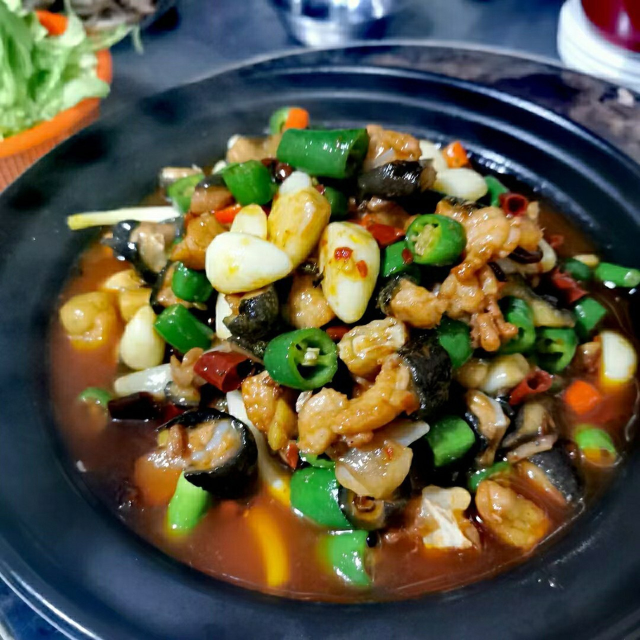 红焖娃娃鱼 红焖娃娃鱼的制作方法: 1, 原料:取刮洗好的娃娃鱼350 克