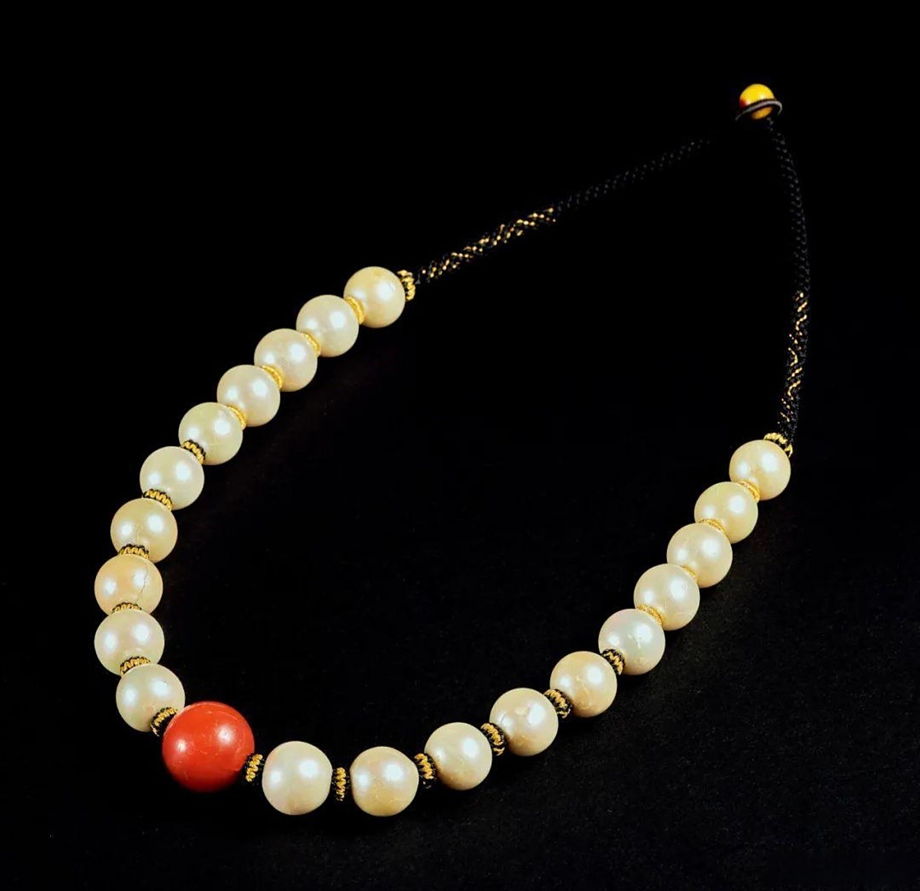 清朝将产自于东北地区的珍珠称为东珠(或北珠),用于区别产自南方的