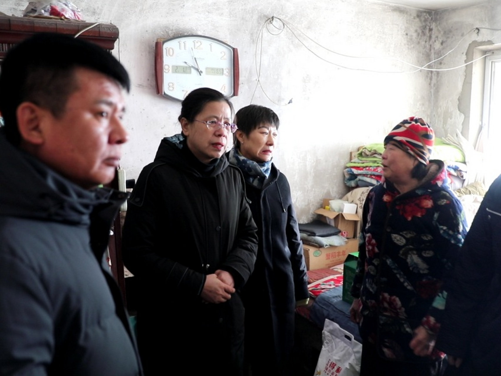 新春佳节将至,2月1日,白塔区人大常委会主任李东明,副主任刘娇强带领
