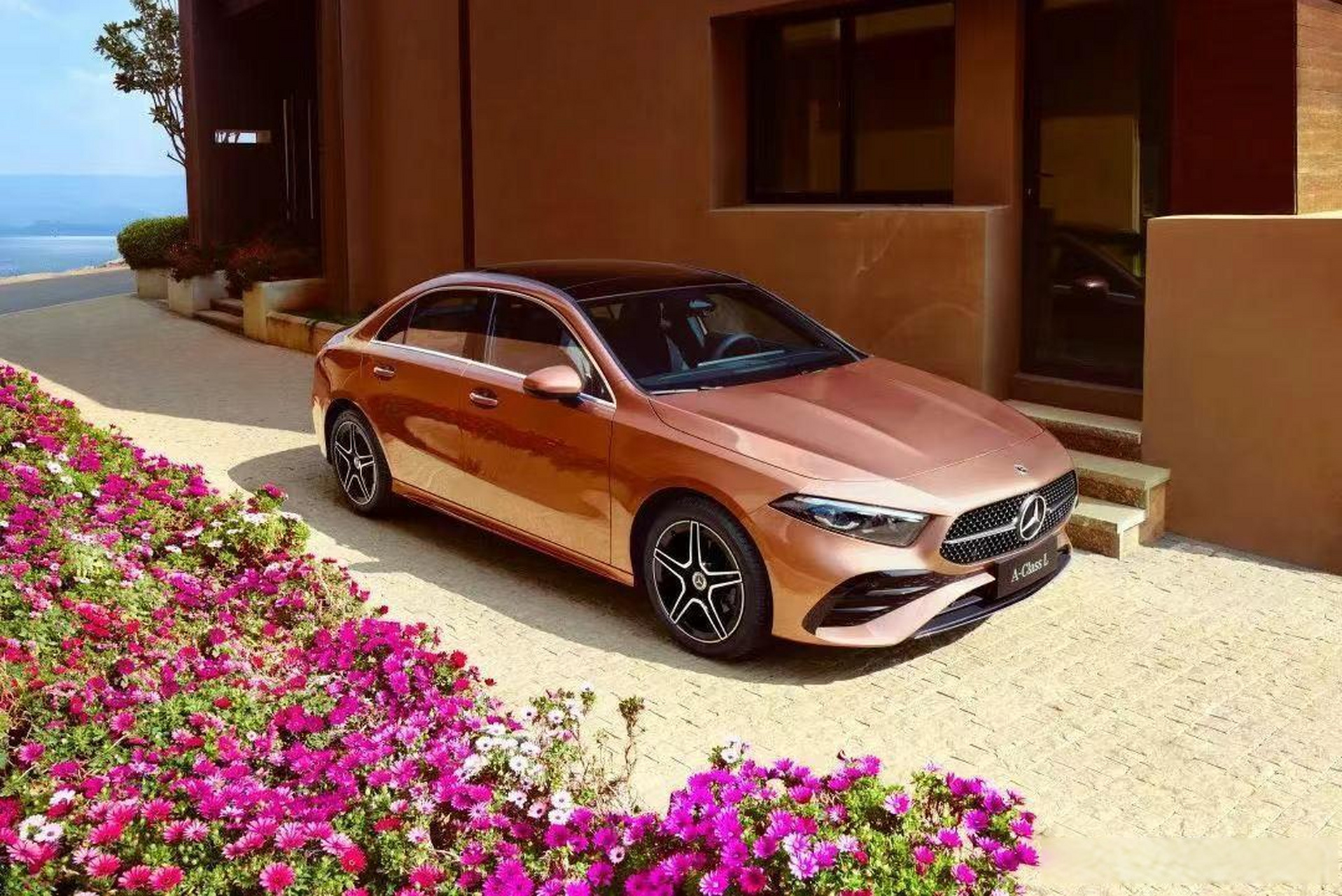 新款奔驰长轴距a级三厢轿车上市,a180售价24.95万元;a200售价26.